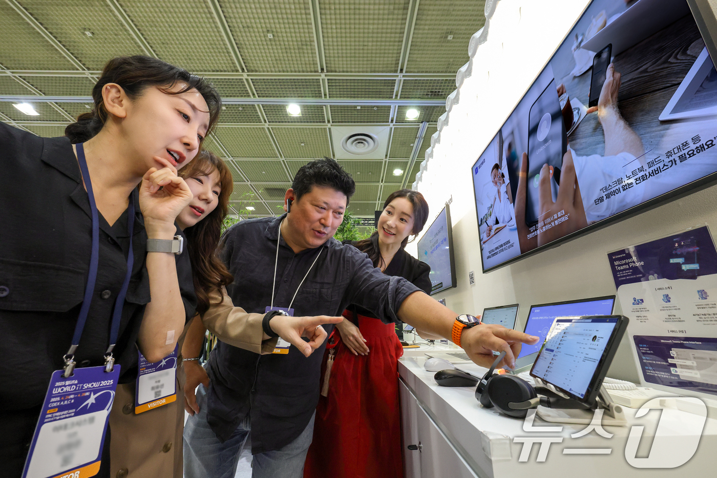 (서울=뉴스1) = KT가 마이크로소프트의 업무 협업 솔루션인 팀즈와 KT의 통화망을 연동한 마이크로소프트 팀즈폰(Microsoft Teams Phone) 서비스를 출시했다고 7일 …