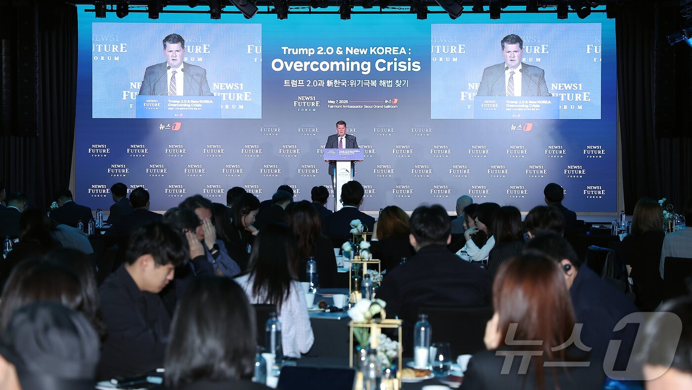 본문 이미지 - 랜달 슈라이버 전 미 국방부 동아시아·태평양 담당 차관보&#40;현 프로젝트 2049 연구소 소장&#41;가 7일 서울 여의도 페어몬트 호텔에서 열린 뉴스1 미래포럼에서 기조연설을 하고 있다. ‘트럼프 2.0과 新한국:위기 극복 해법 찾기’를 주제로 열린 이번 포럼은 뉴스1 주최로 열렸다. 2025.5.7/뉴스1 ⓒ News1 김진환 기자