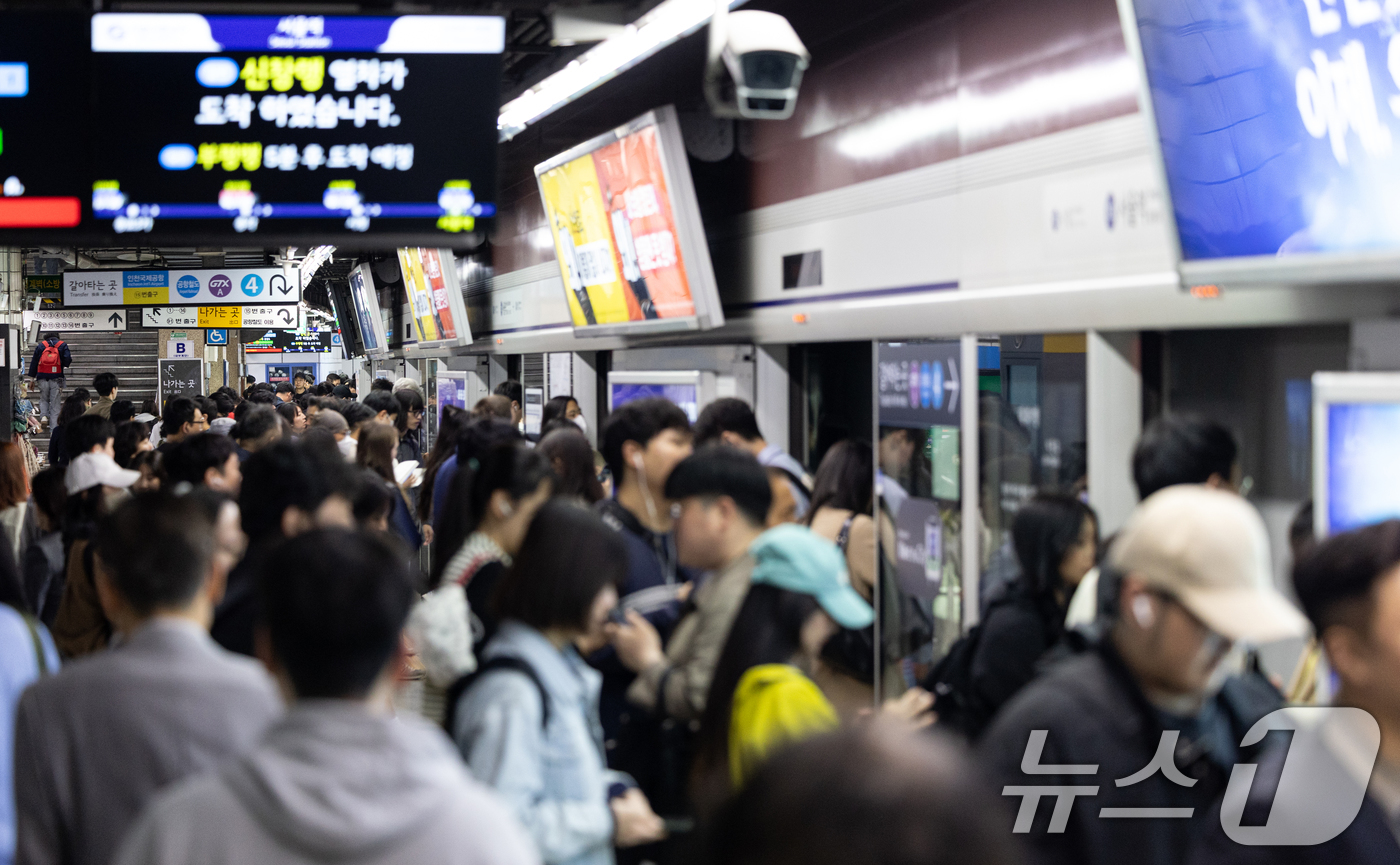 (서울=뉴스1) 이승배 기자 = 서울 시내버스노조가 준법운행을 재개한 7일 서울 중구 지하철 서울역에서 승객들이 탑승 및 하차하고 있다.지난달 29일 협상 결렬 이후 노사 간 공식 …