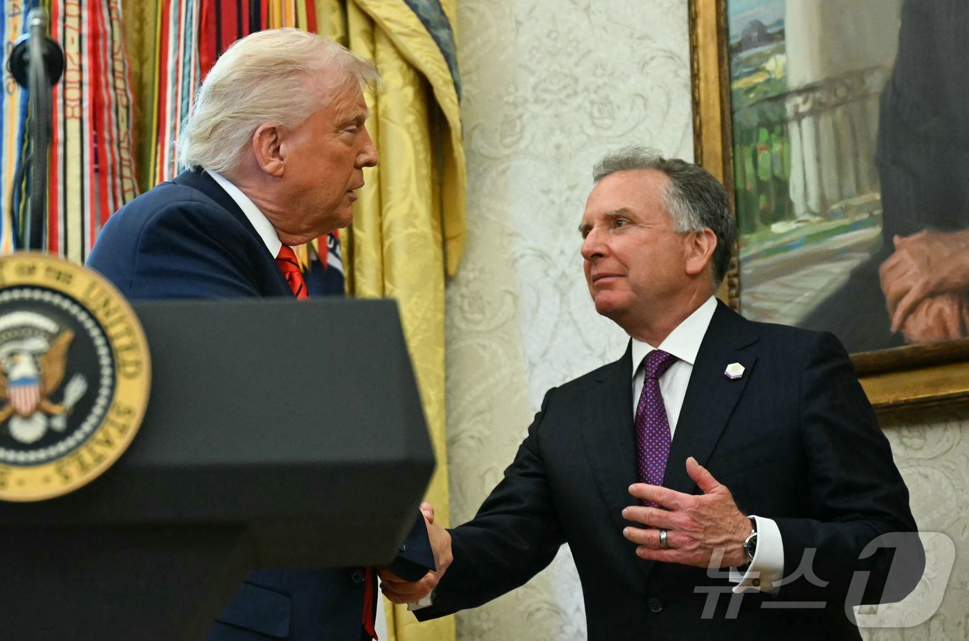 본문 이미지 - 도널드 트럼프 미국 대통령이 지난달 6일(현지시간) 워싱턴 백악관에서 열린 스티브 위트코프 중동 특사와 취임 선서식서 악수를 하고 있다. 2025.05.07 ⓒ AFP=뉴스1 ⓒ News1 우동명 기자