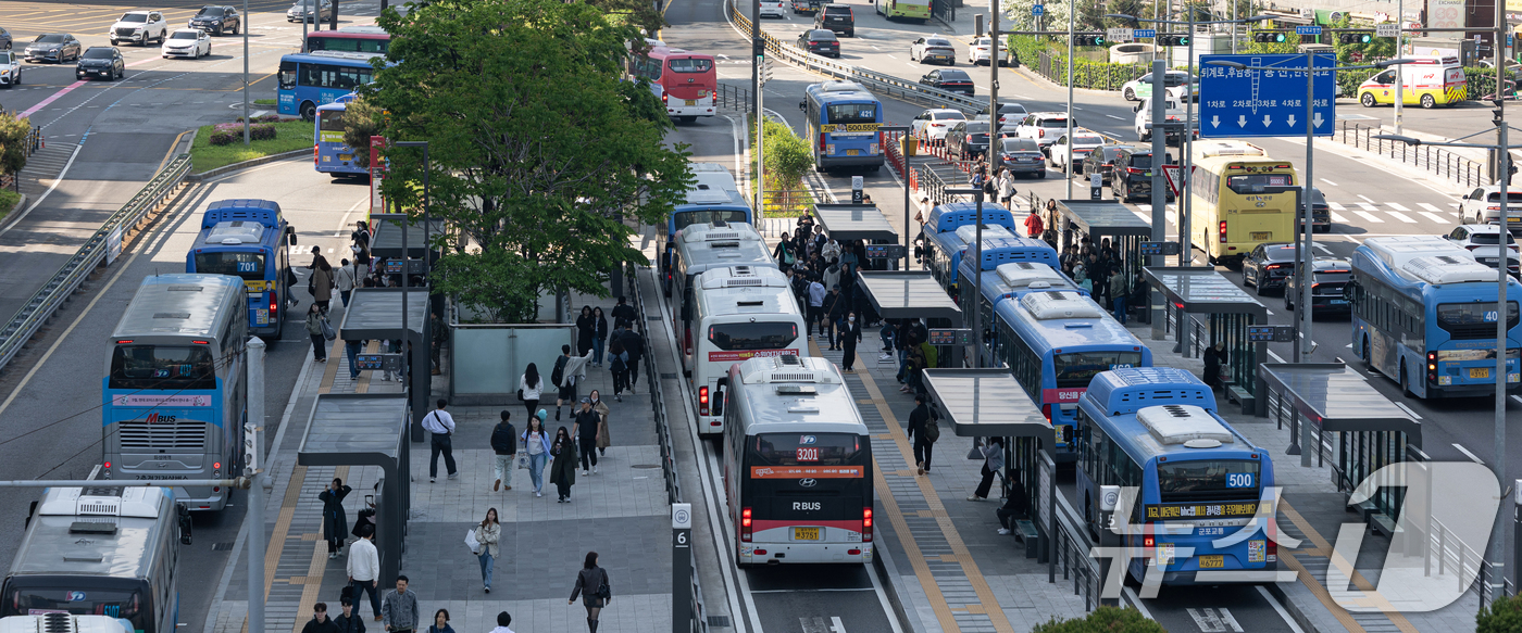 (서울=뉴스1) 이승배 기자 = 서울 시내버스노조가 준법운행을 재개한 7일 서울 중구 서울역 버스정류장에 버스가 정차하고 있다.지난달 29일 협상 결렬 이후 노사 간 공식 교섭은 …