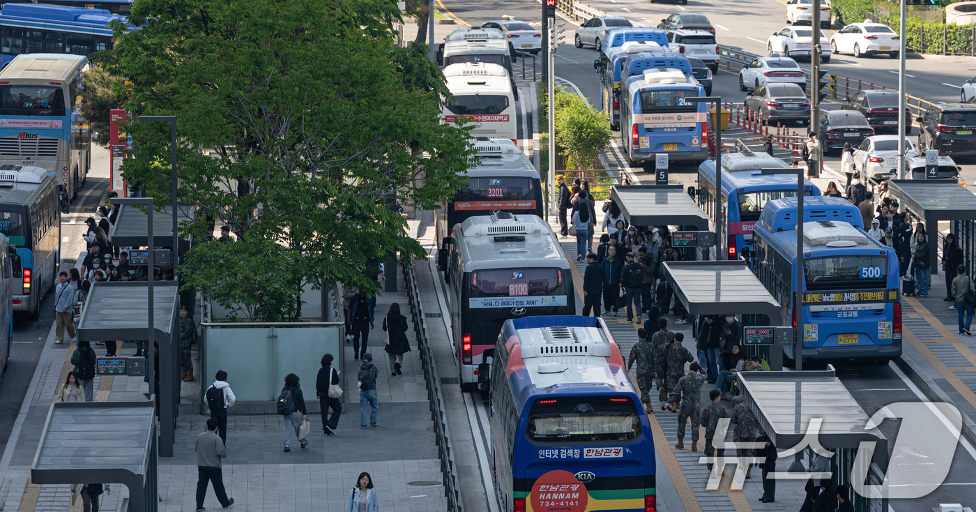 (서울=뉴스1) 이승배 기자 = 서울 시내버스노조가 준법운행을 재개한 7일 서울 중구 서울역 버스정류장에 버스가 정차하고 있다.지난달 29일 협상 결렬 이후 노사 간 공식 교섭은 …