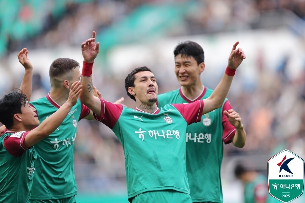 본문 이미지 - 황선홍 감독과 함께 고공 행진을 이어가고 있는 대전. 3월부터 2달째 리그 선두다. &#40;한국프로축구연맹 제공&#41;