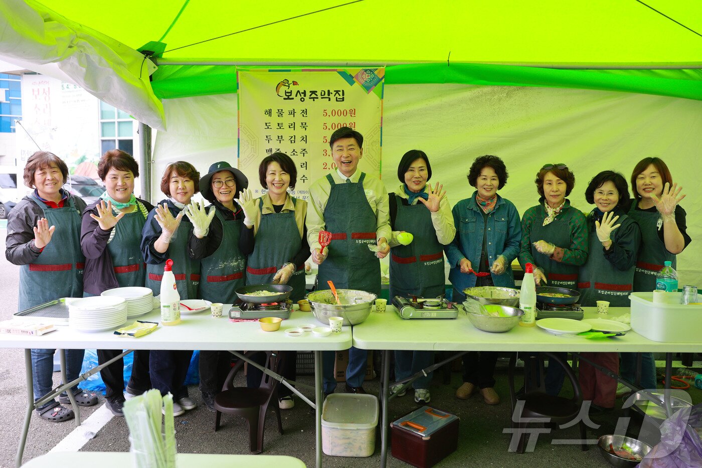 본문 이미지 - 보성군은 2일부터 6일까지 보성군 전역에서 통합축제를 개최했다. 사진은 보성다향대축제에서 김철우 보성군수와 군민들이 환하게 웃고 있는 모습.(보성군 제공. 재판매 및 DB 금지)