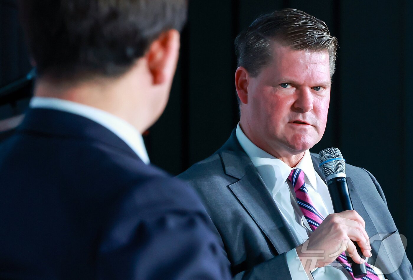 본문 이미지 - 랜달 슈라이버 전 미 국방부 동아시아·태평양 담당 차관보&#40;현 프로젝트 2049 연구소 소장&#41;이 7일 서울 여의도 페어몬트 호텔에서 열린 뉴스1 미래포럼에서 김현욱 세종연구소 소장과 특별대담을 하고 있다. ‘트럼프 2.0과 新한국:위기 극복 해법 찾기’를 주제로 열린 이번 포럼은 뉴스1 주최로 열렸다. 2025.5.7/뉴스1 ⓒ News1 김진환 기자