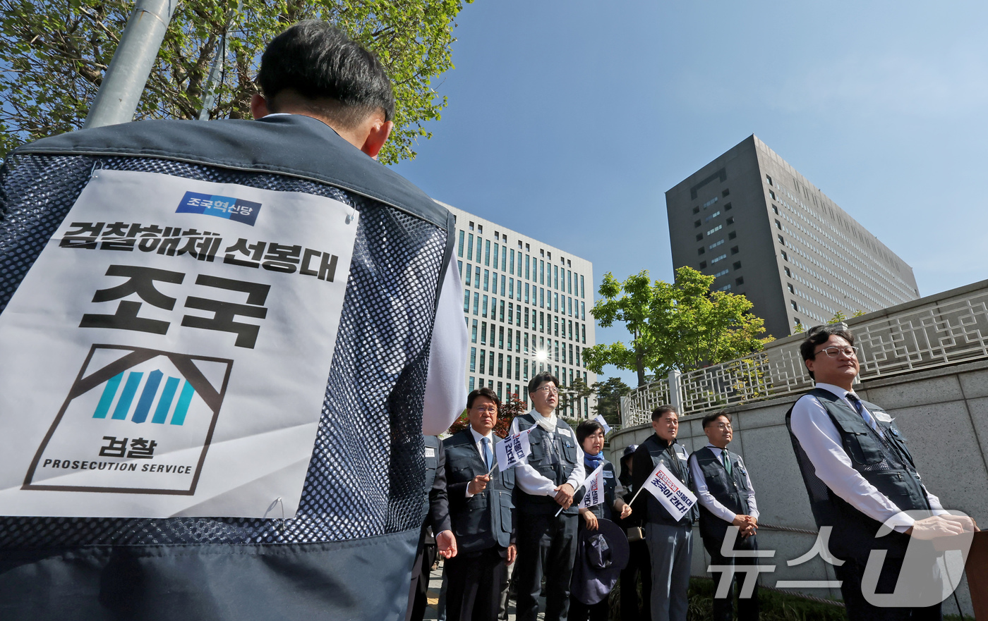 (서울=뉴스1) 장수영 기자 = 조국혁신당 국회의원과 당원들이 7일 오전 서울 서초구 서울중앙지검 앞에서 '검찰해체 선봉대 조국' 출정식을 갖고 있다. 2025.5.7/뉴스1