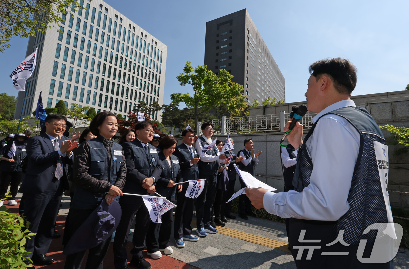 (서울=뉴스1) 장수영 기자 = 조국혁신당 국회의원과 당원들이 7일 오전 서울 서초구 서울중앙지검 앞에서 '검찰해체 선봉대 조국' 출정식을 갖고 있다. 2025.5.7/뉴스1