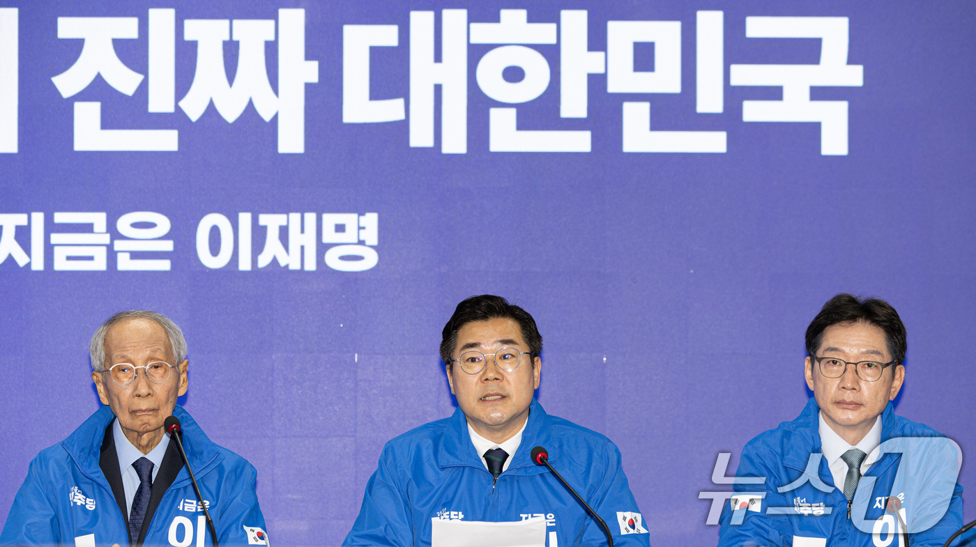 (서울=뉴스1) 이재명 기자 = 박찬대 더불어민주당 상임 총괄선대위원장이 7일 오전 서울 여의도 민주당사에서 열린 중앙선거대책위원회의에서 발언을 하고 있다. 2025.5.7/뉴스1 …