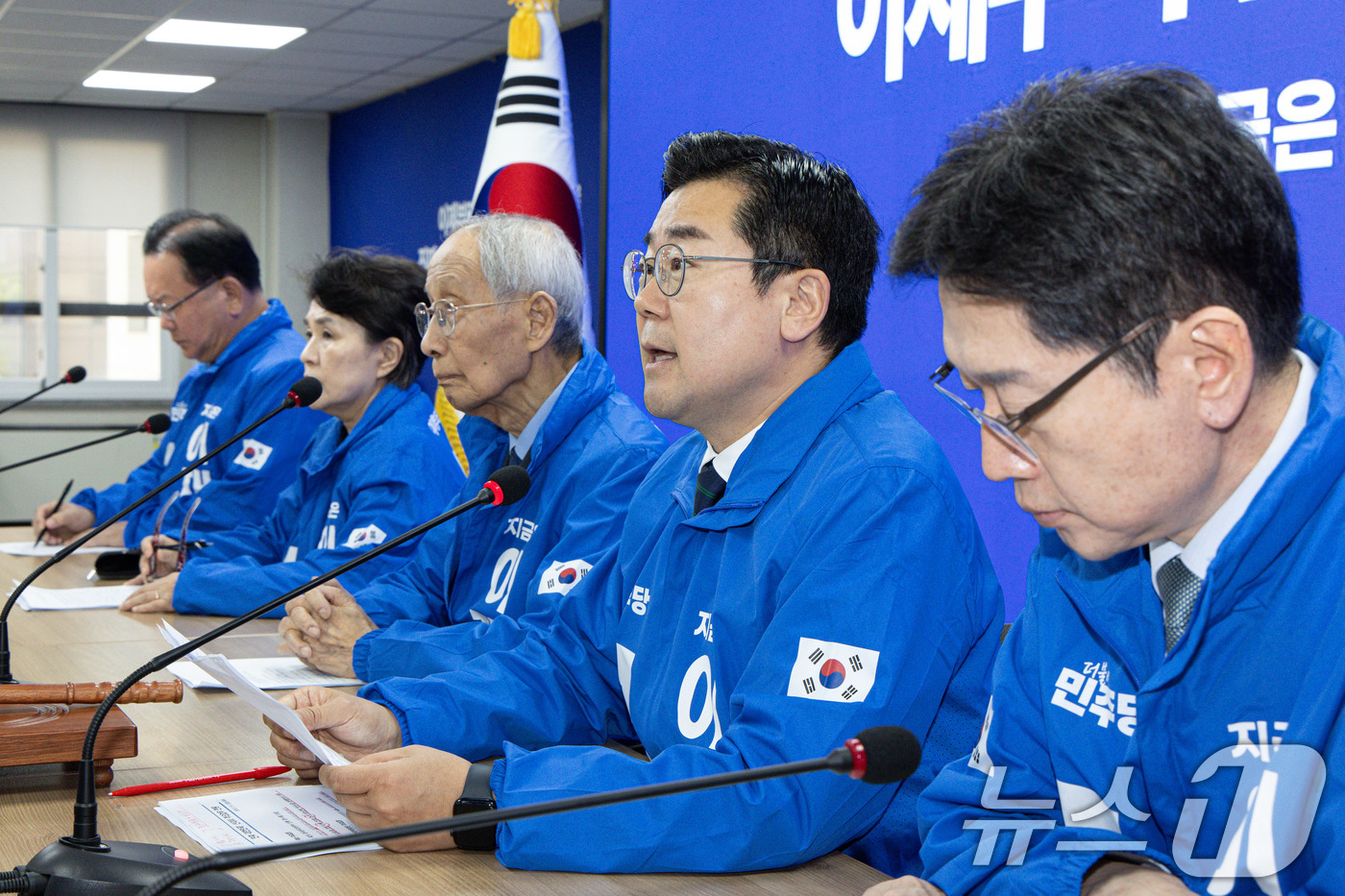 (서울=뉴스1) 이재명 기자 = 박찬대 더불어민주당 상임 총괄선대위원장이 7일 오전 서울 여의도 민주당사에서 열린 중앙선거대책위원회의에서 발언을 하고 있다. 2025.5.7/뉴스1 …