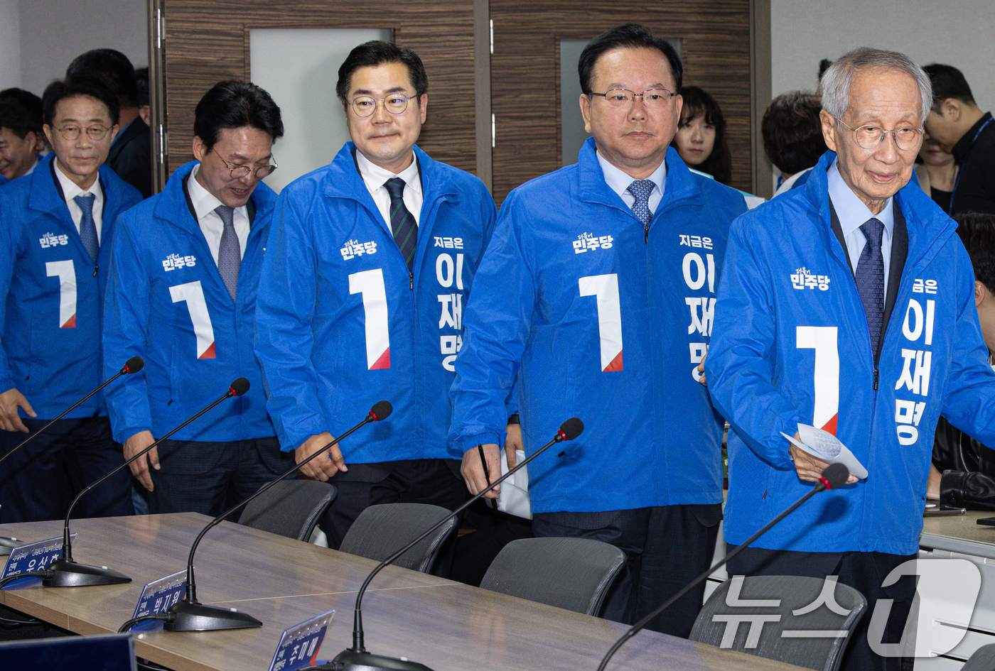 (서울=뉴스1) 이재명 기자 = 윤여준·박찬대 더불어민주당 상임 총괄선대위원장이 7일 오전 서울 여의도 민주당사에서 열린 중앙선거대책위원회의에 참석하고 있다. 2025.5.7/뉴스 …