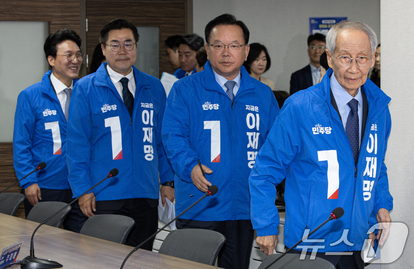 (서울=뉴스1) 이재명 기자 = 윤여준·박찬대 더불어민주당 상임 총괄선대위원장이 7일 오전 서울 여의도 민주당사에서 열린 중앙선거대책위원회의에 참석하고 있다. 2025.5.7/뉴스 …