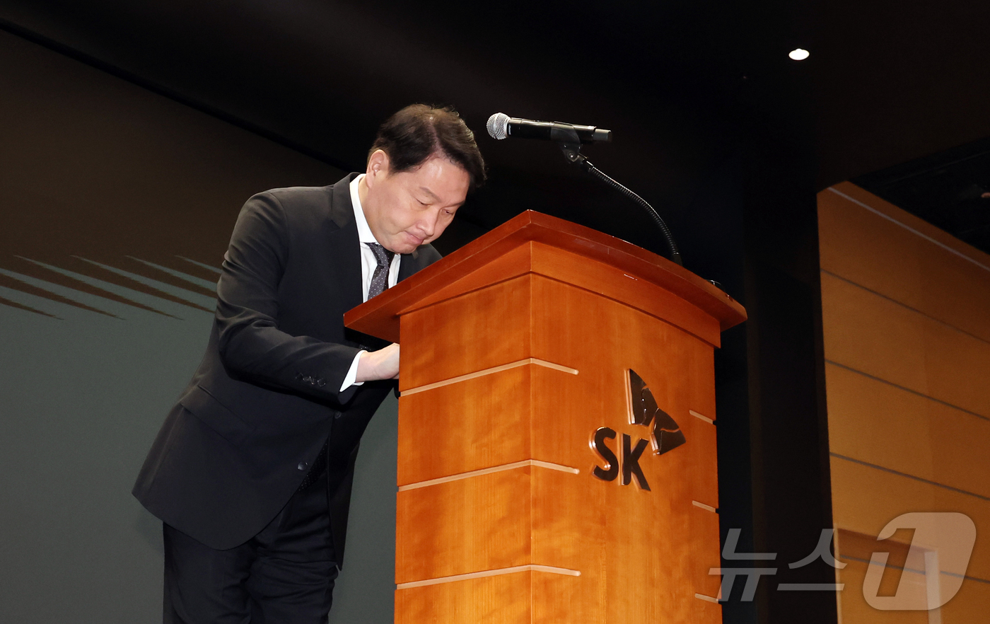 (서울=뉴스1) 박지혜 기자 = 최태원 SK그룹 회장이 7일 오전 서울 중구 SK텔레콤 T타워 SUPEX홀에서 SK텔레콤의 해킹 사고와 관련해 고개 숙여 사과하고 있다. (공동취재 …