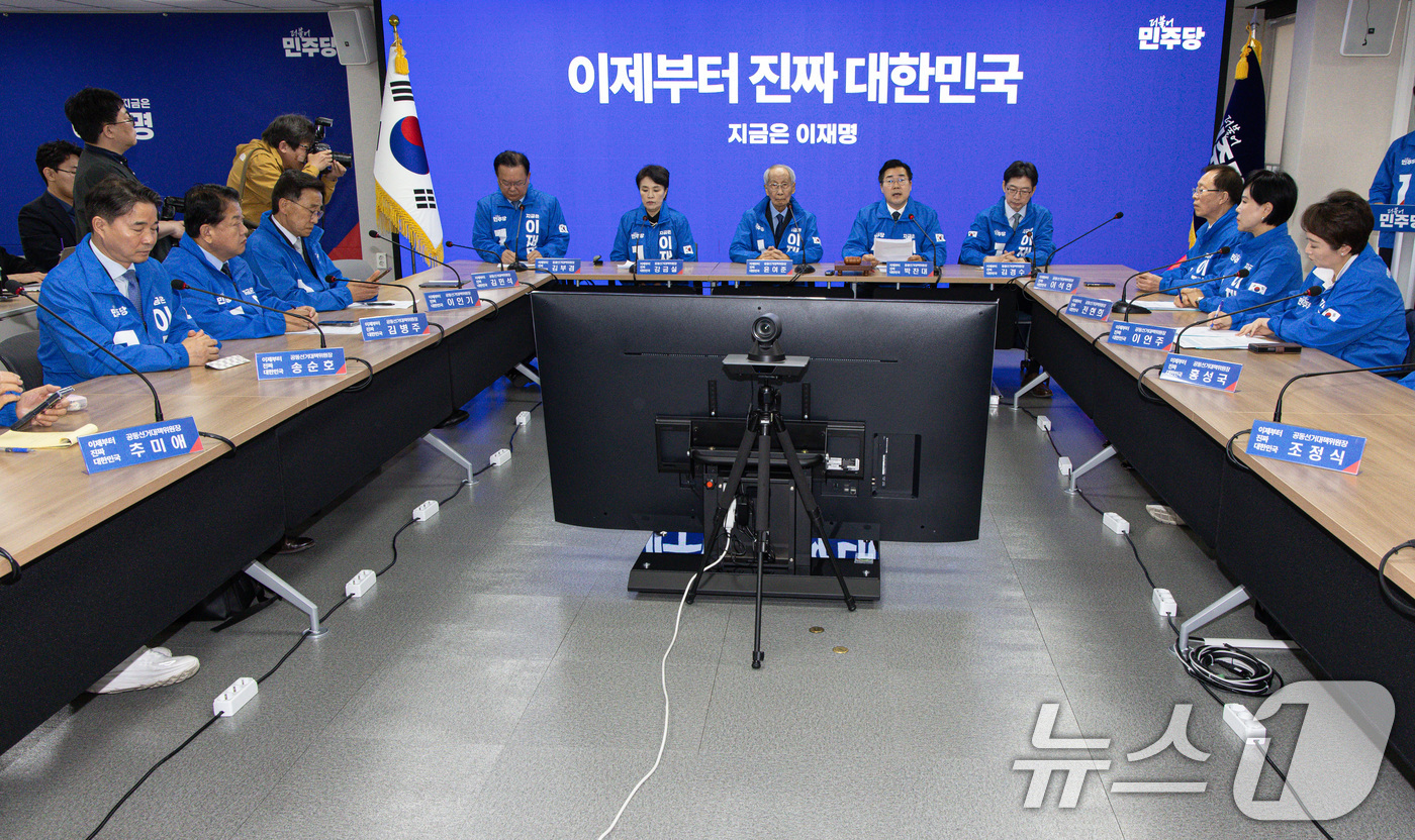 (서울=뉴스1) 이재명 기자 = 박찬대 더불어민주당 상임 총괄선대위원장이 7일 오전 서울 여의도 민주당사에서 열린 중앙선거대책위원회의에서 발언을 하고 있다. 2025.5.7/뉴스1 …