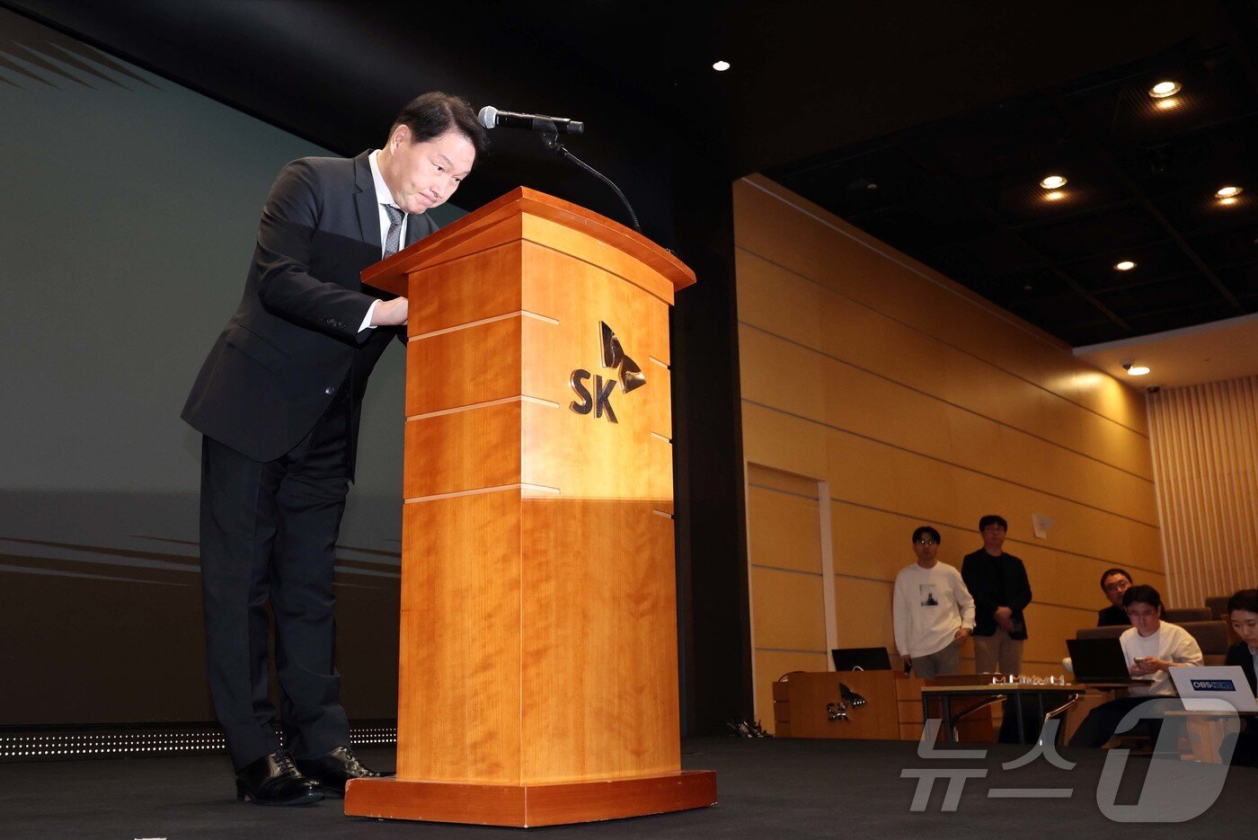 본문 이미지 - 최태원 SK그룹 회장이 7일 오전 서울 중구 SK텔레콤 T타워 SUPEX홀에서 SK텔레콤의 해킹 사고와 관련해 대국민 사과 후 인사하고 있다. (공동취재) 2025.5.7/뉴스1 ⓒ News1 박지혜 기자