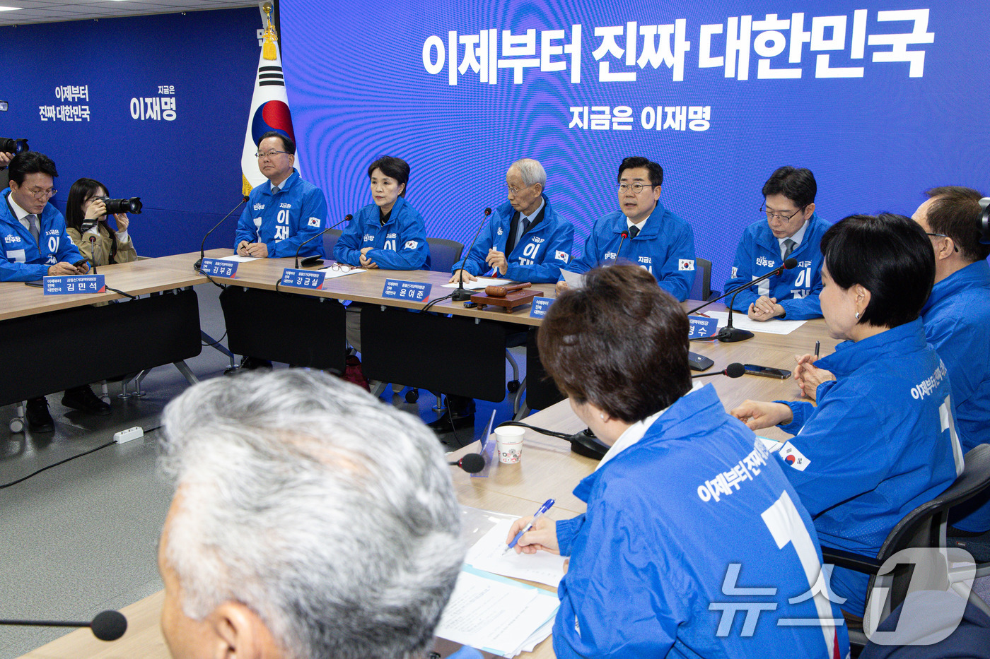 (서울=뉴스1) 이재명 기자 = 박찬대 더불어민주당 상임 총괄선대위원장이 7일 오전 서울 여의도 민주당사에서 열린 중앙선거대책위원회의에서 발언을 하고 있다. 2025.5.7/뉴스1 …