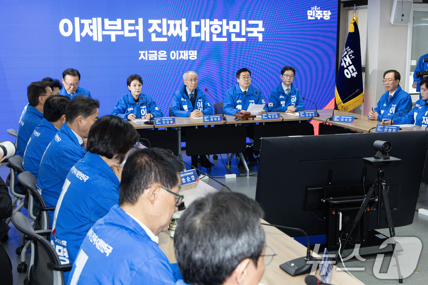 (서울=뉴스1) 이재명 기자 = 박찬대 더불어민주당 상임 총괄선대위원장이 7일 오전 서울 여의도 민주당사에서 열린 중앙선거대책위원회의에서 발언을 하고 있다. 2025.5.7/뉴스1 …