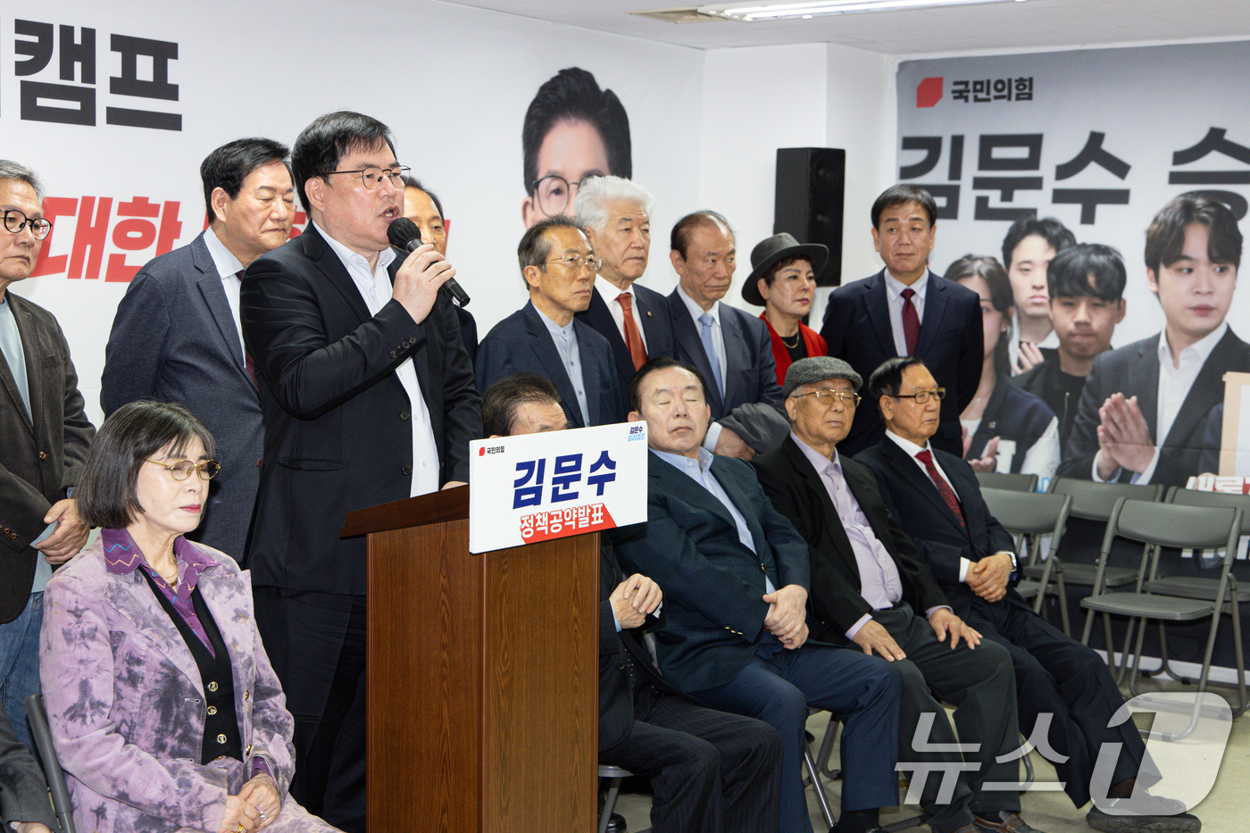 (서울=뉴스1) 이재명 기자 = 유동규 전 성남도시개발공사 기획본부장이 7일 오전 서울 여의도 김문수 국민의힘 대통령 후보 선거 캠프 사무실에서 열린 김 후보 지지 성명서 발표 기 …