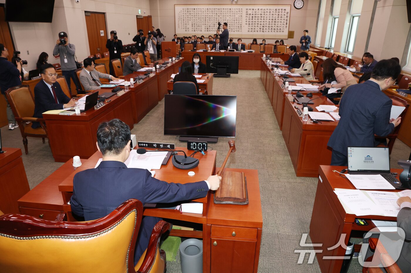 본문 이미지 - 7일 오전 서울 여의도 국회에서 열린 법제사법위원회 제1차 법안심사제1소위워회에서 박범계 위원장이 의사봉을 두드리고 있다. 2025.5.7/뉴스1 ⓒ News1 이광호 기자