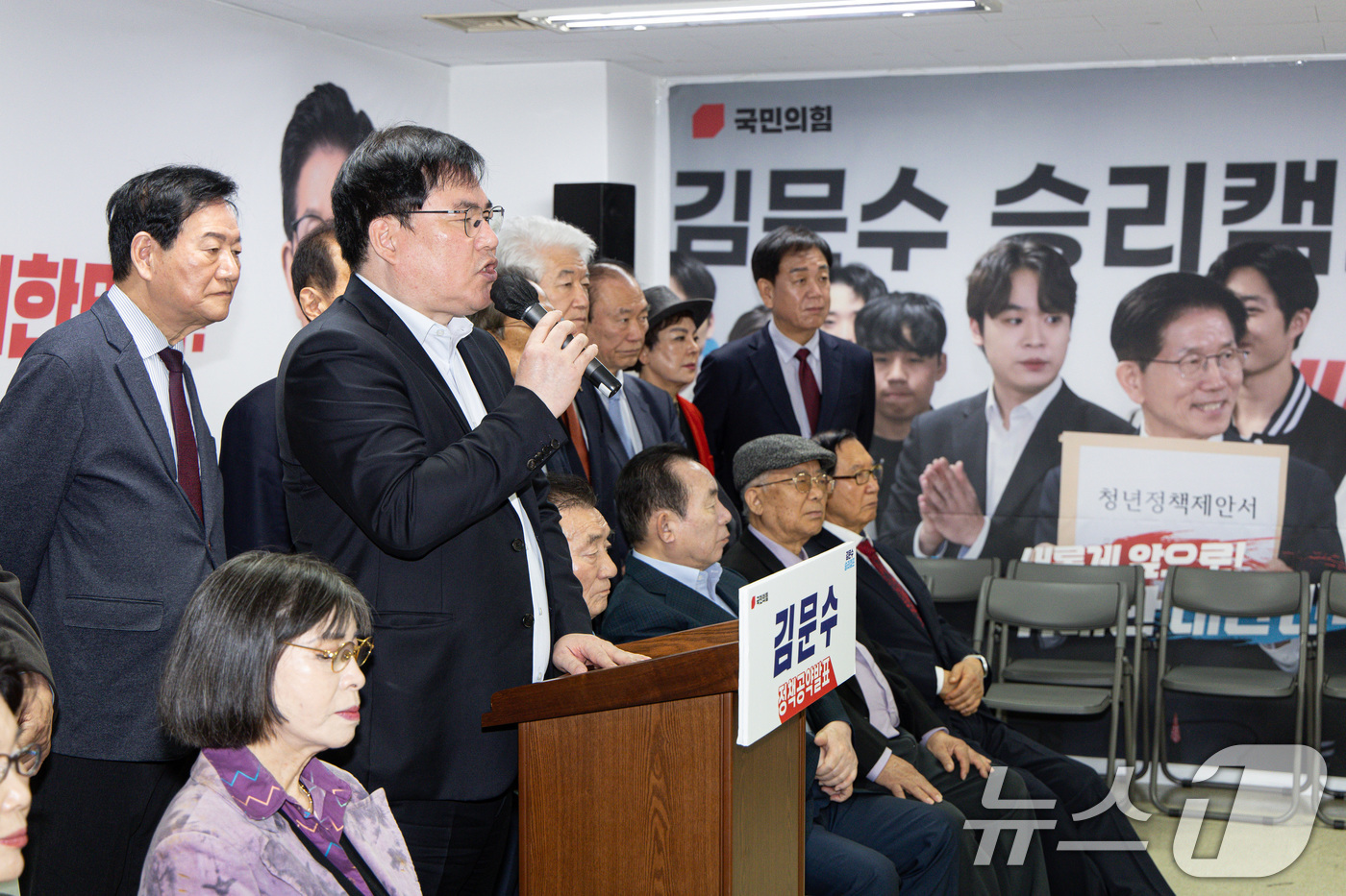 (서울=뉴스1) 이재명 기자 = 유동규 전 성남도시개발공사 기획본부장이 7일 오전 서울 여의도 김문수 국민의힘 대통령 후보 선거 캠프 사무실에서 열린 김 후보 지지 성명서 발표 기 …