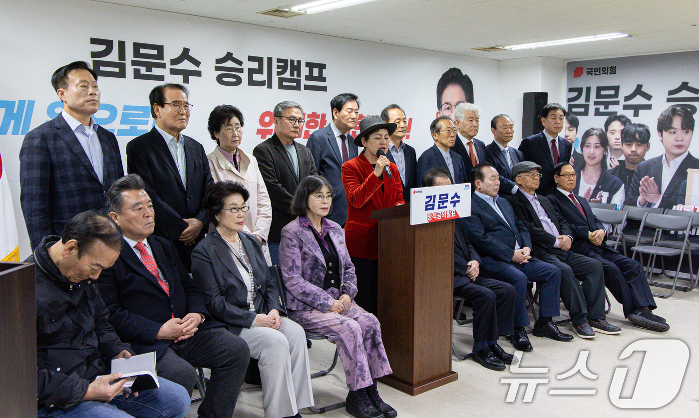 (서울=뉴스1) 이재명 기자 = 송영선 전 새누리당 의원이 7일 오전 서울 여의도 김문수 국민의힘 대통령 후보 선거 캠프 사무실에서 열린 김 후보 지지 성명서 발표 기자회견에 참석 …