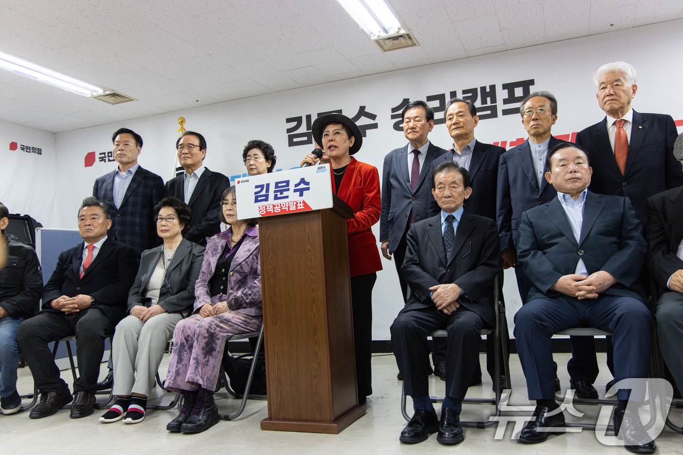(서울=뉴스1) 이재명 기자 = 송영선 전 새누리당 의원이 7일 오전 서울 여의도 김문수 국민의힘 대통령 후보 선거 캠프 사무실에서 열린 김 후보 지지 성명서 발표 기자회견에 참석 …