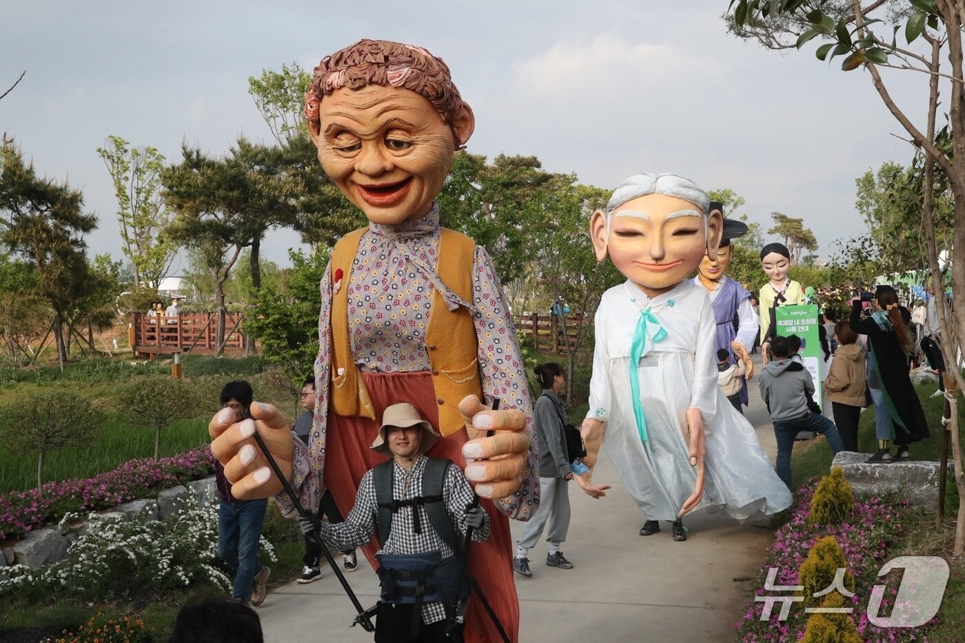 본문 이미지 - 제12회 부안마실축제 캐릭터 퍼레이드(부안군 제공, 재판매 및 DB금지) 