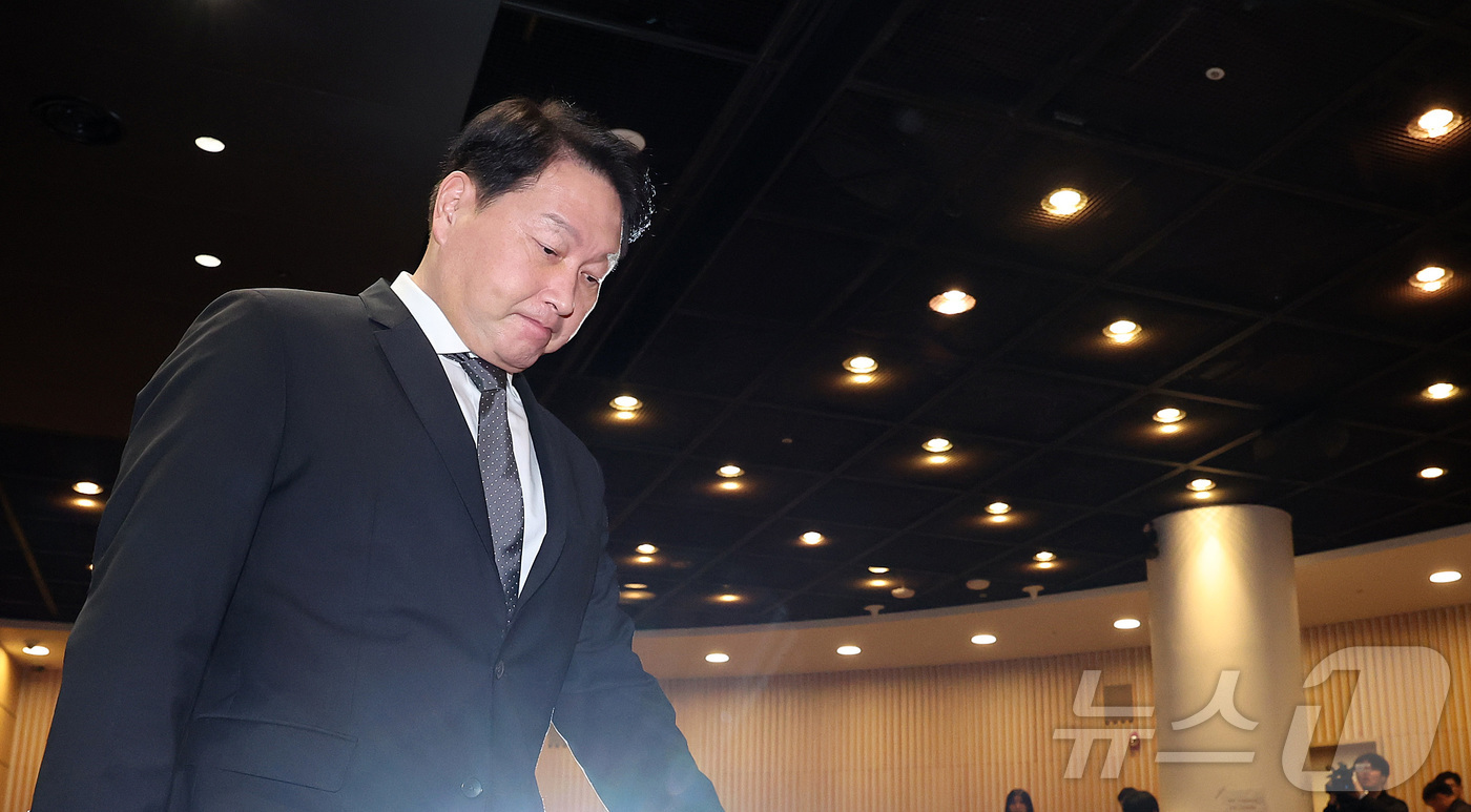 (서울=뉴스1) 박지혜 기자 = 최태원 SK그룹 회장이 7일 오전 서울 중구 SK텔레콤 T타워 SUPEX홀에서 SK텔레콤의 해킹 사고와 관련해 대국민 사과 후 이동하고 있다. (공 …