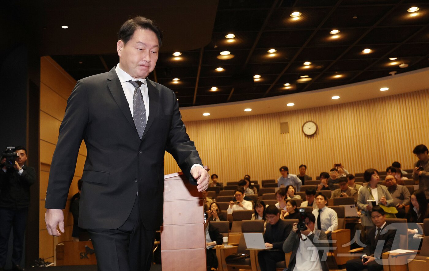 본문 이미지 - 최태원 SK그룹 회장이 7일 오전 서울 중구 SK텔레콤 T타워 SUPEX홀에서 SK텔레콤의 해킹 사고와 관련해 대국민 사과 후 이동하고 있다. (공동취재) 2025.5.7/뉴스1 ⓒ News1 박지혜 기자