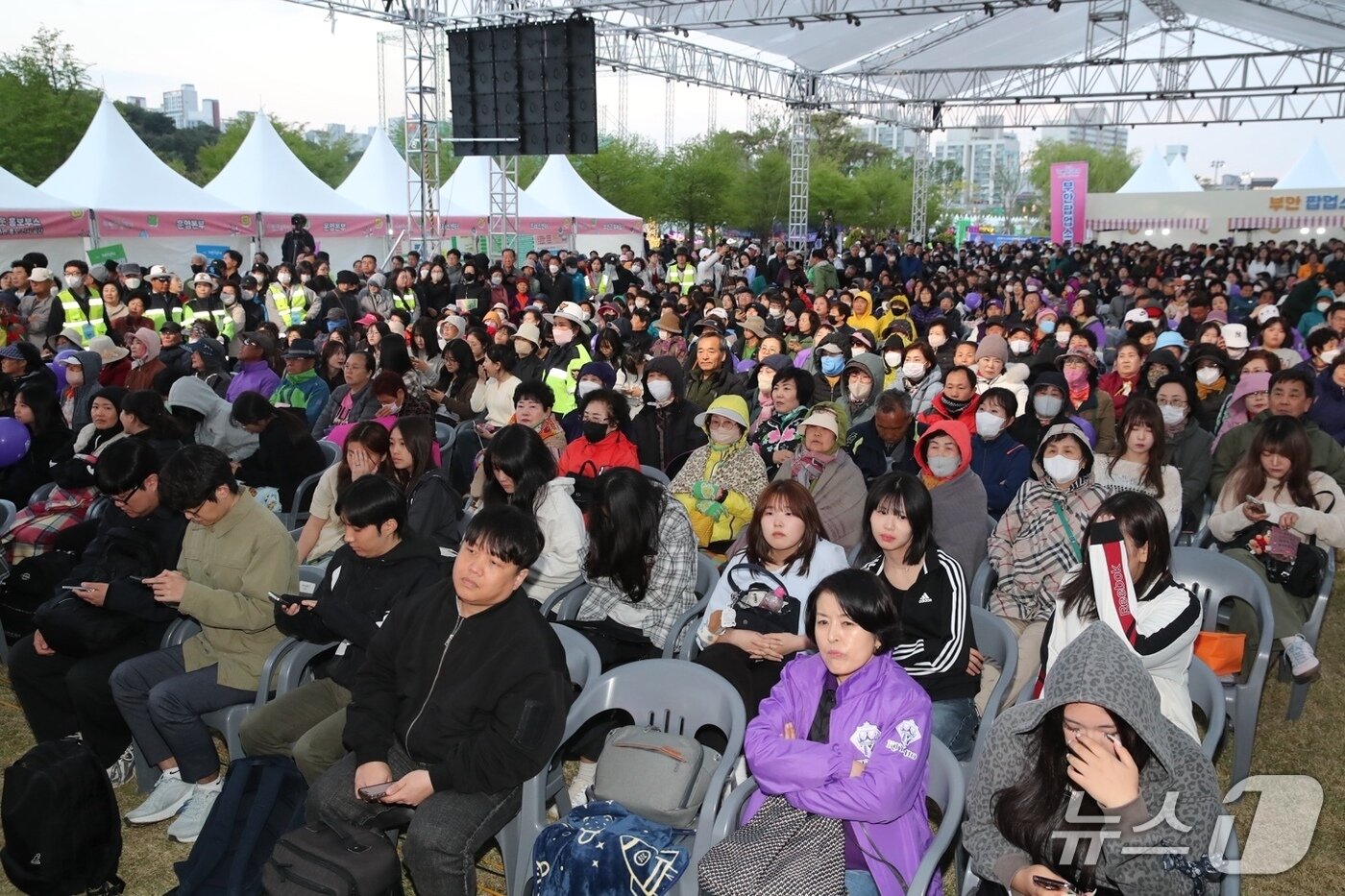 본문 이미지 -  제12회 부안마실축제 개막식에 참여한 군민과 관광객(부안군 제공, 재판매 및 DB금지)