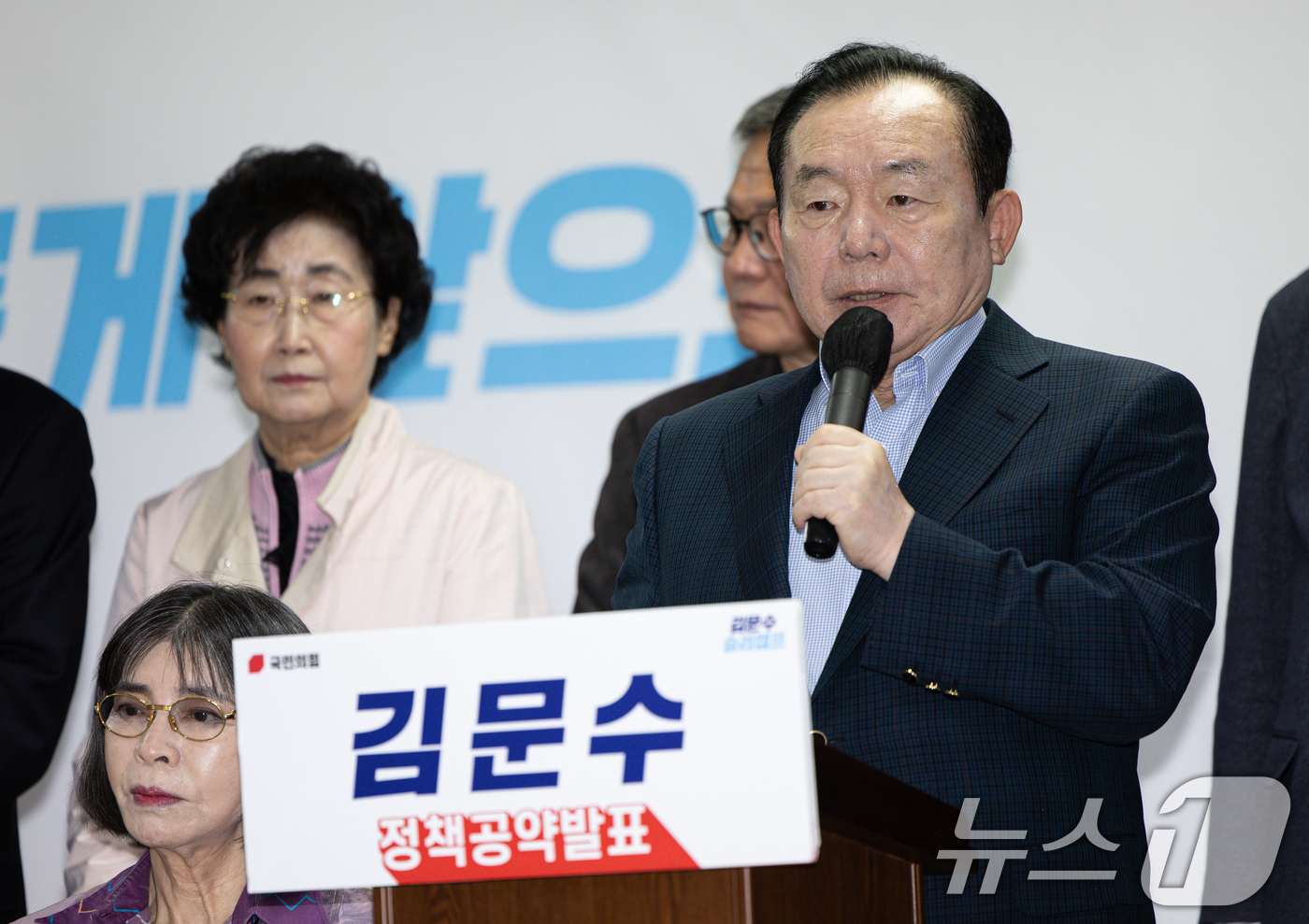 (서울=뉴스1) 이재명 기자 = 이인제 전 노동부 장관이 7일 오전 서울 여의도 김문수 국민의힘 대통령 후보 선거 캠프 사무실에서 열린 김 후보 지지 성명서 발표 기자회견에 참석해 …