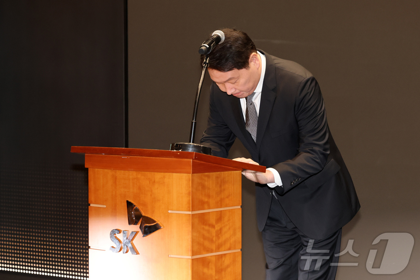 (서울=뉴스1) 박지혜 기자 = 최태원 SK그룹 회장이 7일 오전 서울 중구 에스케이텔레콤에서 유심 해킹 사태에 관한 브리핑을 열고 허리 숙여 사과하고 있다. (공동취재) 2025 …