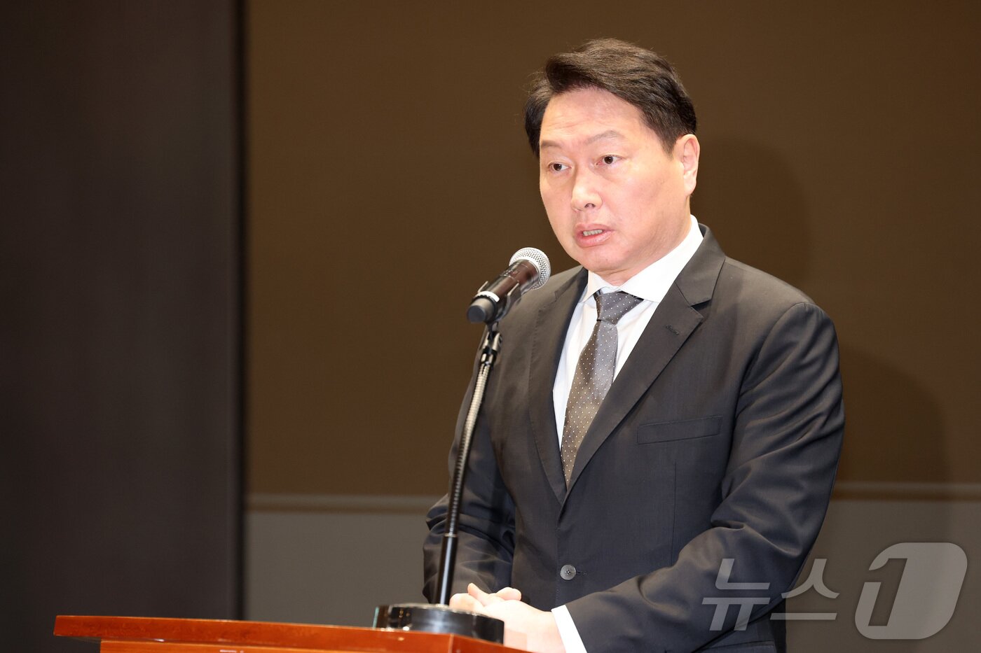 본문 이미지 - 최태원 SK그룹 회장이 7일 오전 서울 중구 에스케이텔레콤에서 유심 해킹 사태에 관한 브리핑을 하고 있다. (공동취재) 2025.5.7/뉴스1 ⓒ News1 박지혜 기자