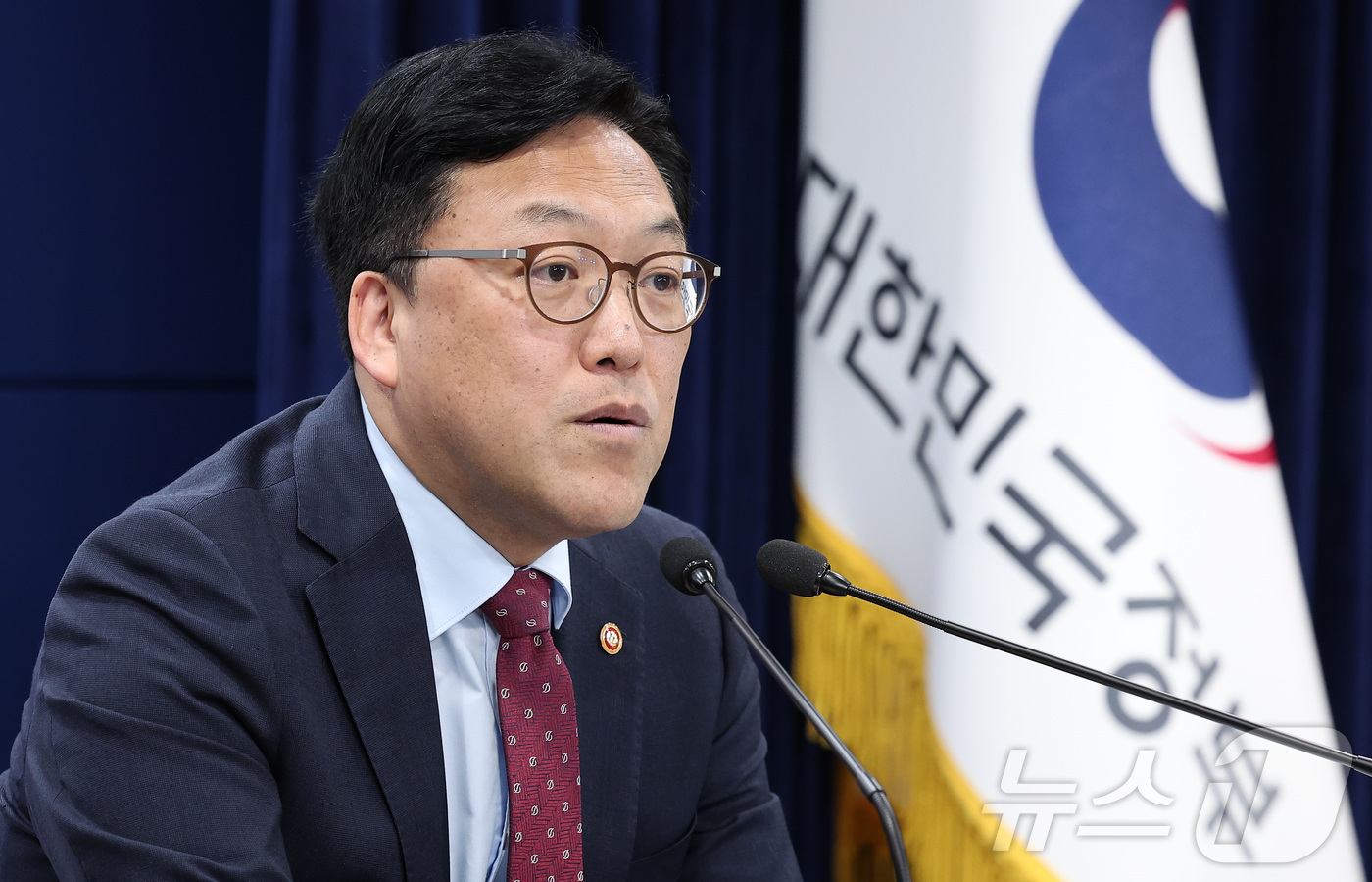 (서울=뉴스1) 김성진 기자 = 김병환 금융위원회 위원장이 7일 서울 종로구 정부서울청사에서 열린 정례 기자간담회에서 모두발언을 하고 있다.