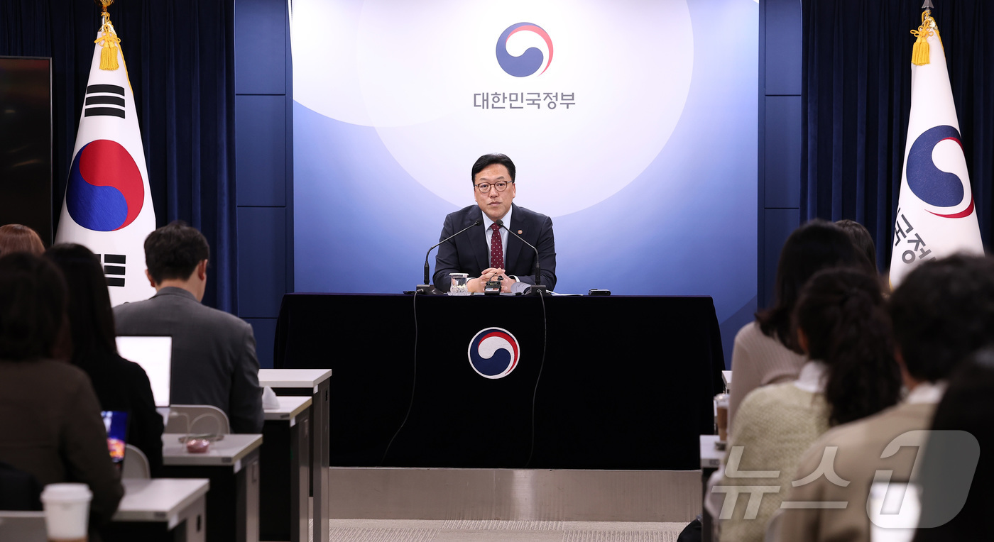 (서울=뉴스1) 김성진 기자 = 김병환 금융위원회 위원장이 7일 서울 종로구 정부서울청사에서 열린 정례 기자간담회에서 모두발언을 하고 있다.