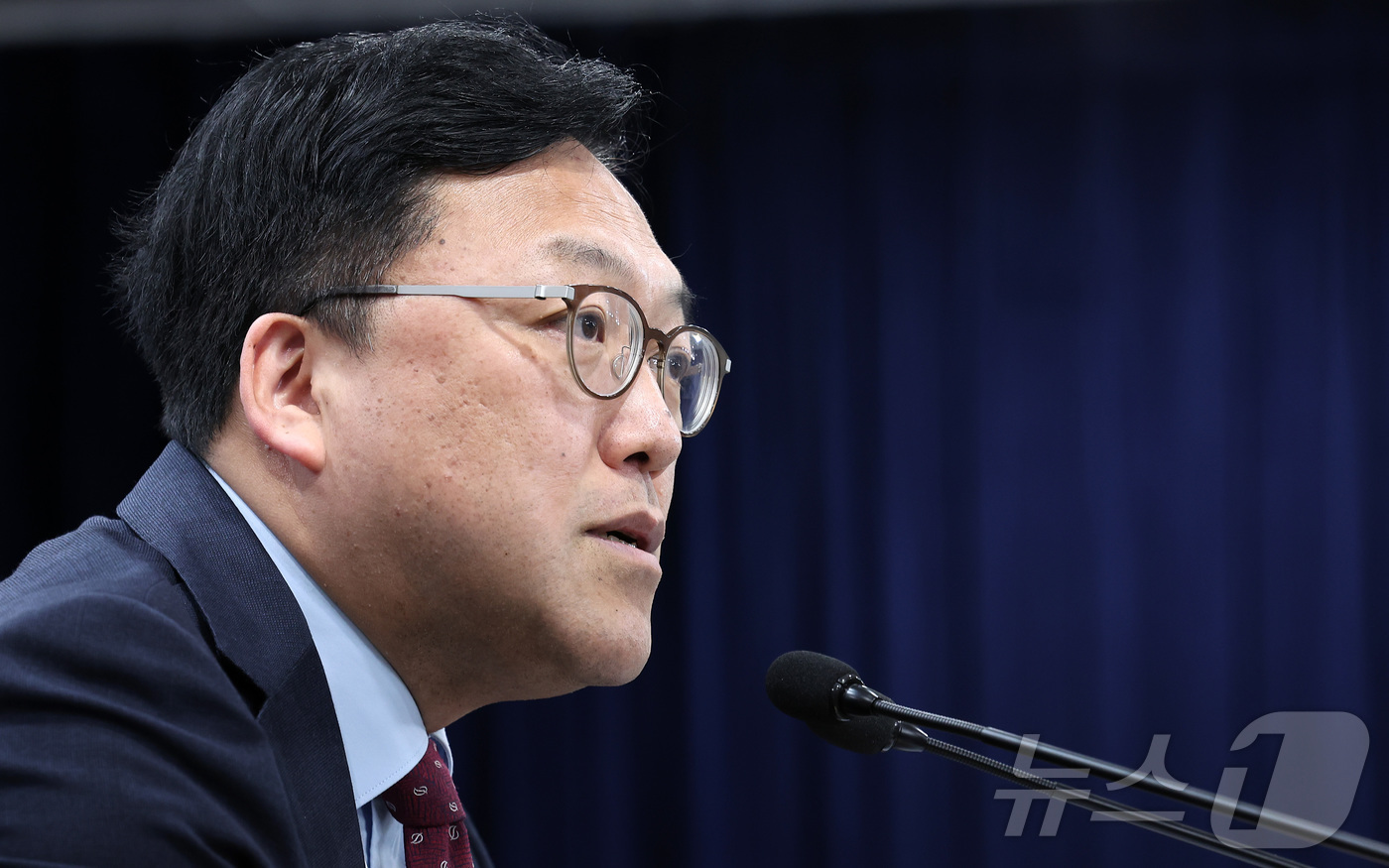 (서울=뉴스1) 김성진 기자 = 김병환 금융위원회 위원장이 7일 서울 종로구 정부서울청사에서 열린 정례 기자간담회에서 모두발언을 하고 있다.