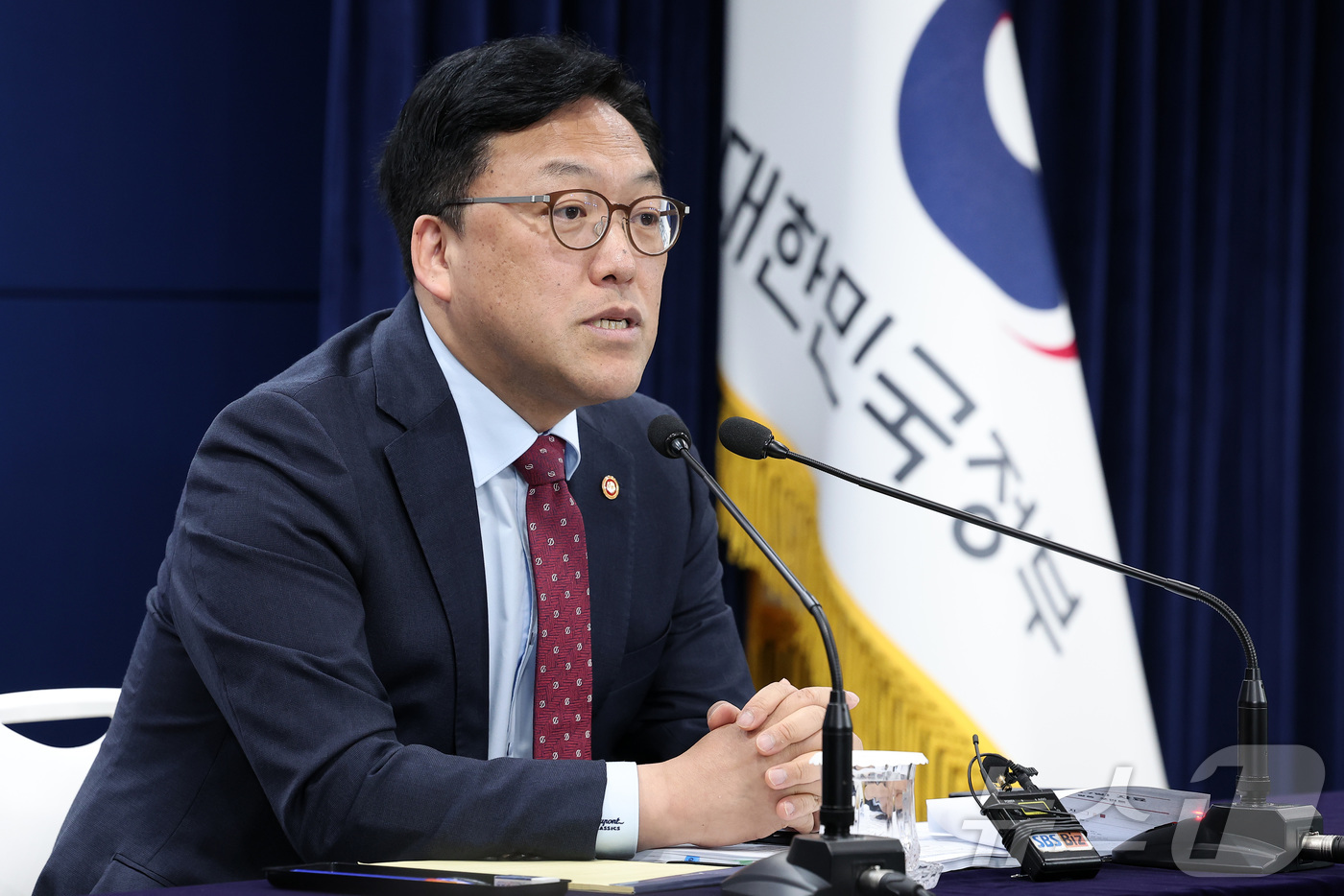 (서울=뉴스1) 김성진 기자 = 김병환 금융위원회 위원장이 7일 서울 종로구 정부서울청사에서 열린 정례 기자간담회에서 모두발언을 하고 있다.