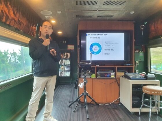 본문 이미지 - 지난 2일 송문관 코레일 여행플랫폼처 부장이 &#39;지역사랑 철도여행&#39; 상품에 대해 설명하고 있다. 뉴스1 ⓒ News1 조용훈 기자