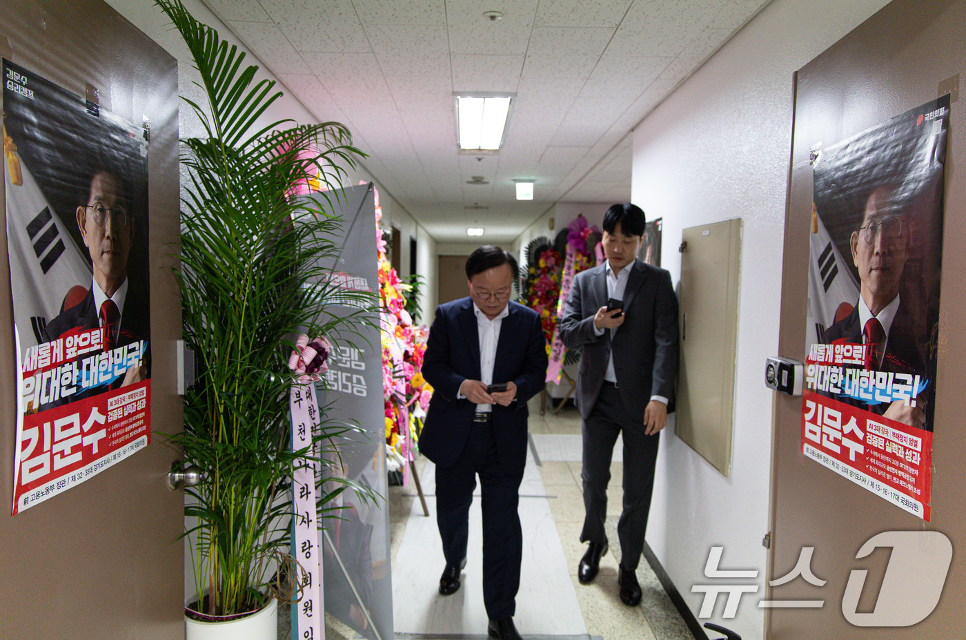 (서울=뉴스1) 이재명 기자 = 단일화를 둘러싼 국민의힘 지도부와 김문수 대통령 선거 후보간 갈등이 최고조로 치닫고 있다.당원 여론조사 추진 등 전방위 단일화 수용 압박에 김 후보 …