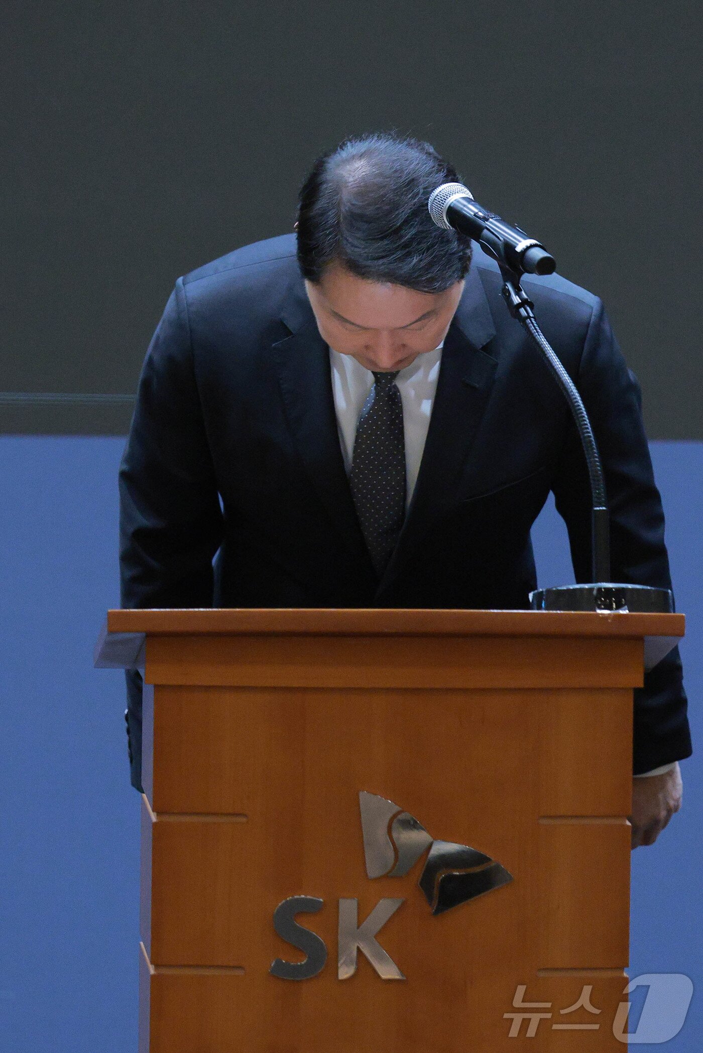 본문 이미지 - 최태원 SK그룹 회장이 7일 오전 서울 중구 SKT타워에서 SK텔레콤 이용자 유심(USIM) 정보 해킹 사고와 관련해 고개숙여 사과하고 있다. (공동취재) 2025.5.7/뉴스1 ⓒ News1 박지혜 기자