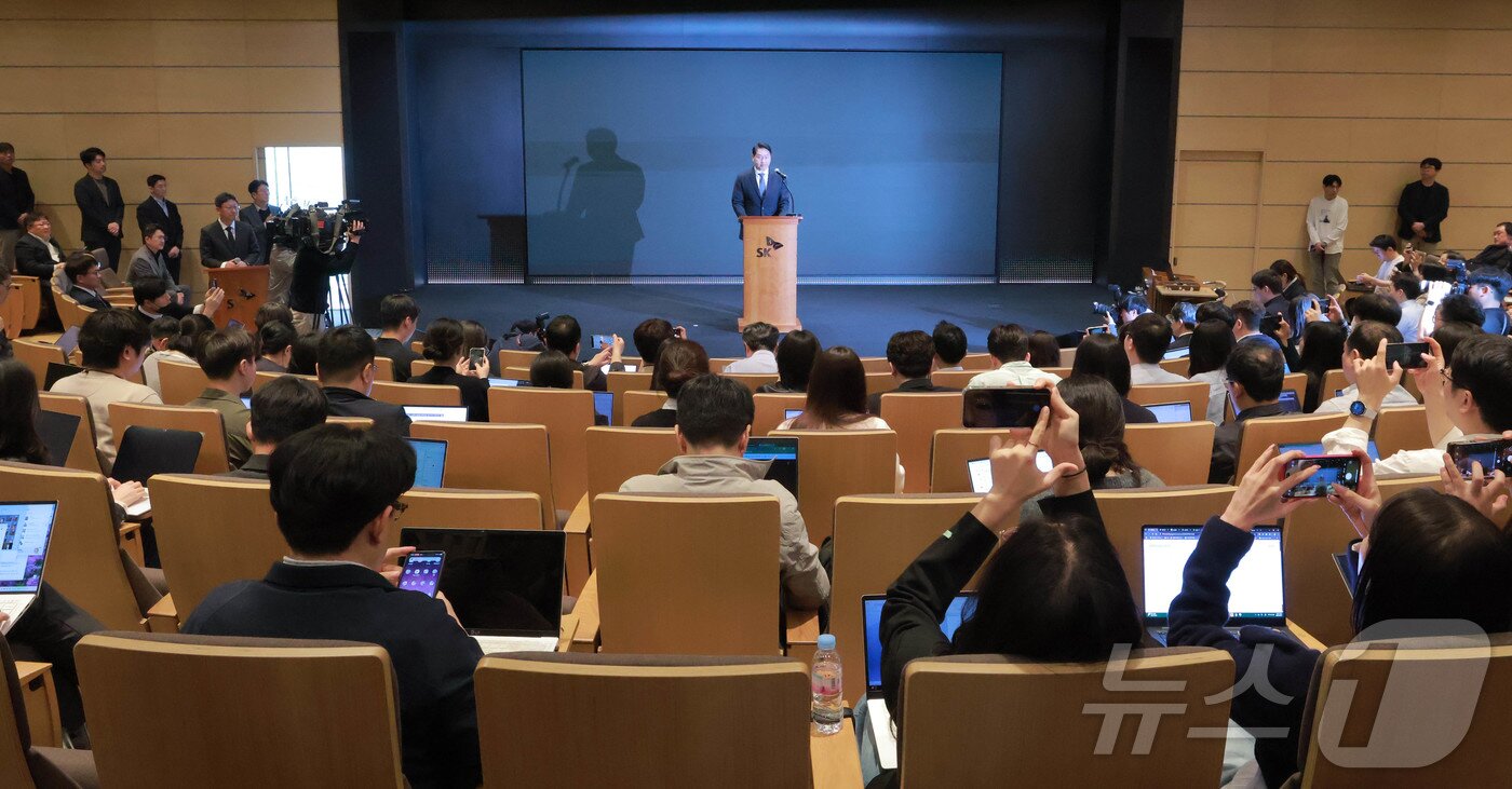 본문 이미지 - 최태원 SK그룹 회장이 7일 오전 서울 중구 SKT타워에서 SK텔레콤 이용자 유심(USIM) 정보 해킹 사고와 관련해 기자회견을 하고 있다. (공동취재) 2025.5.7/뉴스1 ⓒ News1 박지혜 기자