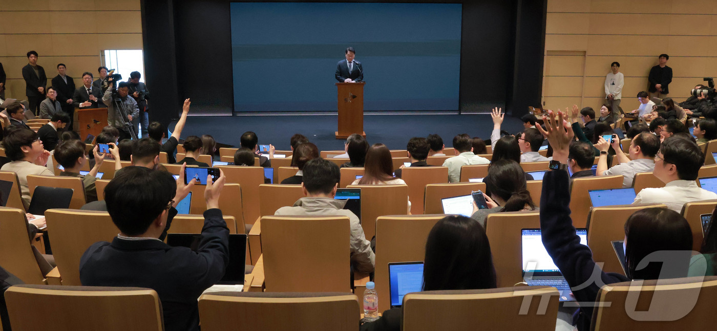 (서울=뉴스1) 박지혜 기자 = 최태원 SK그룹 회장이 7일 오전 서울 중구 SKT타워에서 SK텔레콤 이용자 유심(USIM) 정보 해킹 사고와 관련해 기자회견을 하고 있다. (공동 …