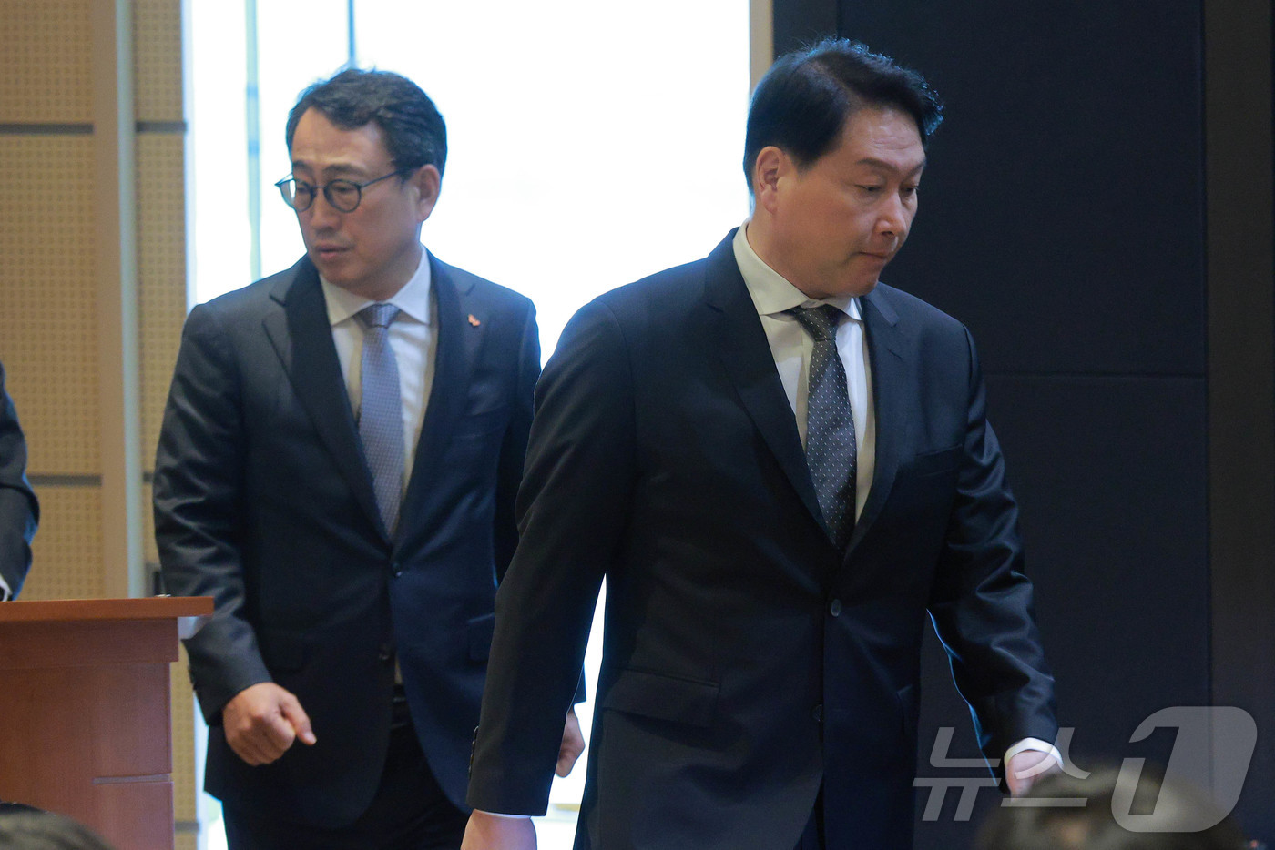 (서울=뉴스1) 박지혜 기자 = 최태원 SK그룹 회장과 유영상 SK텔레콤 대표이사가 7일 오전 서울 중구 SKT타워에서 열린 기자회견에 입장하고 있다. (공동취재) 2025.5.7 …