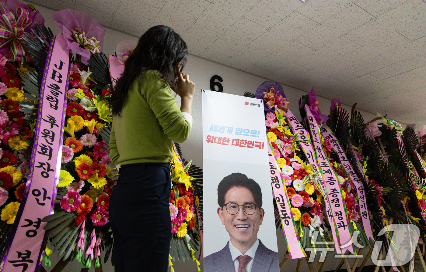 (서울=뉴스1) 이재명 기자 = 단일화를 둘러싼 국민의힘 지도부와 김문수 대통령 선거 후보간 갈등이 최고조로 치닫고 있다.당원 여론조사 추진 등 전방위 단일화 수용 압박에 김 후보 …