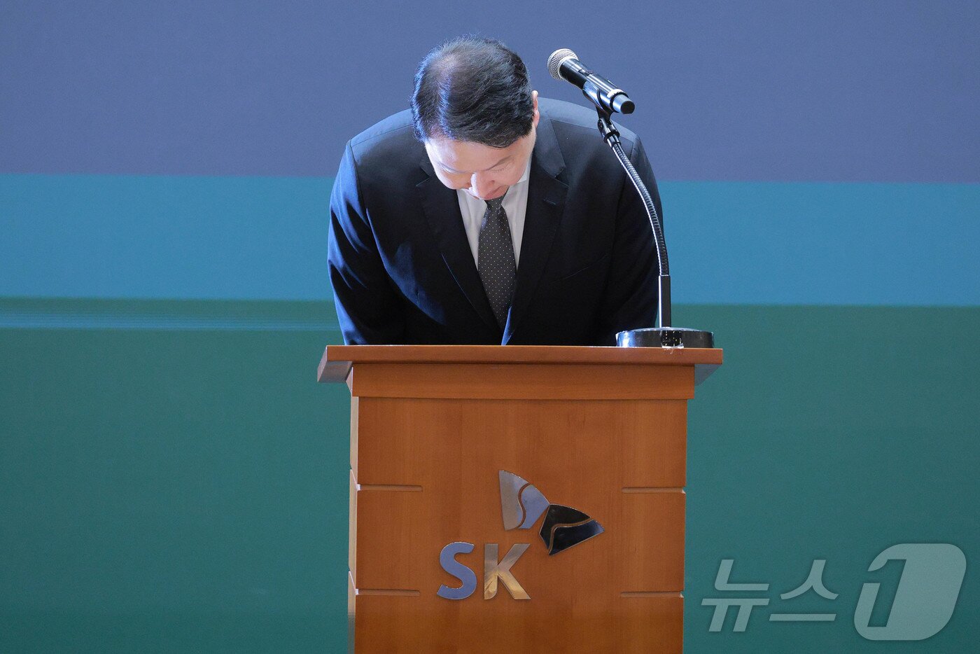 본문 이미지 - 최태원 SK그룹 회장이 7일 오전 서울 중구 SKT타워에서 SK텔레콤 이용자 유심(USIM) 정보 해킹 사고와 관련해 고개숙여 사과하고 있다. (공동취재) 2025.5.7/뉴스1 ⓒ News1 박지혜 기자