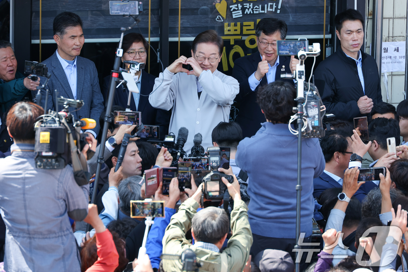 (진안=뉴스1) 안은나 기자 = 이재명 더불어민주당 대통령 후보가 2차 골목골목 경청투어 마지막 날인 7일 오전 전북 진안군 진무로를 찾아 즉흥 연설을 하던 중 하트를 그리고 있다 …