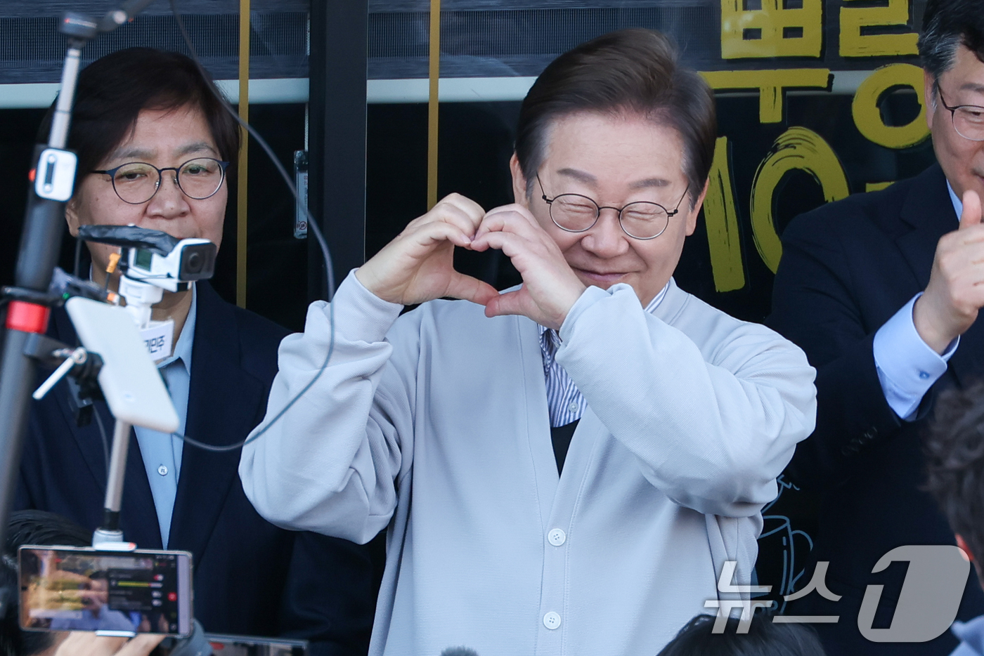 (진안=뉴스1) 안은나 기자 = 이재명 더불어민주당 대통령 후보가 2차 골목골목 경청투어 마지막 날인 7일 오전 전북 진안군 진무로를 찾아 즉흥 연설을 하던 중 하트를 그리고 있다 …