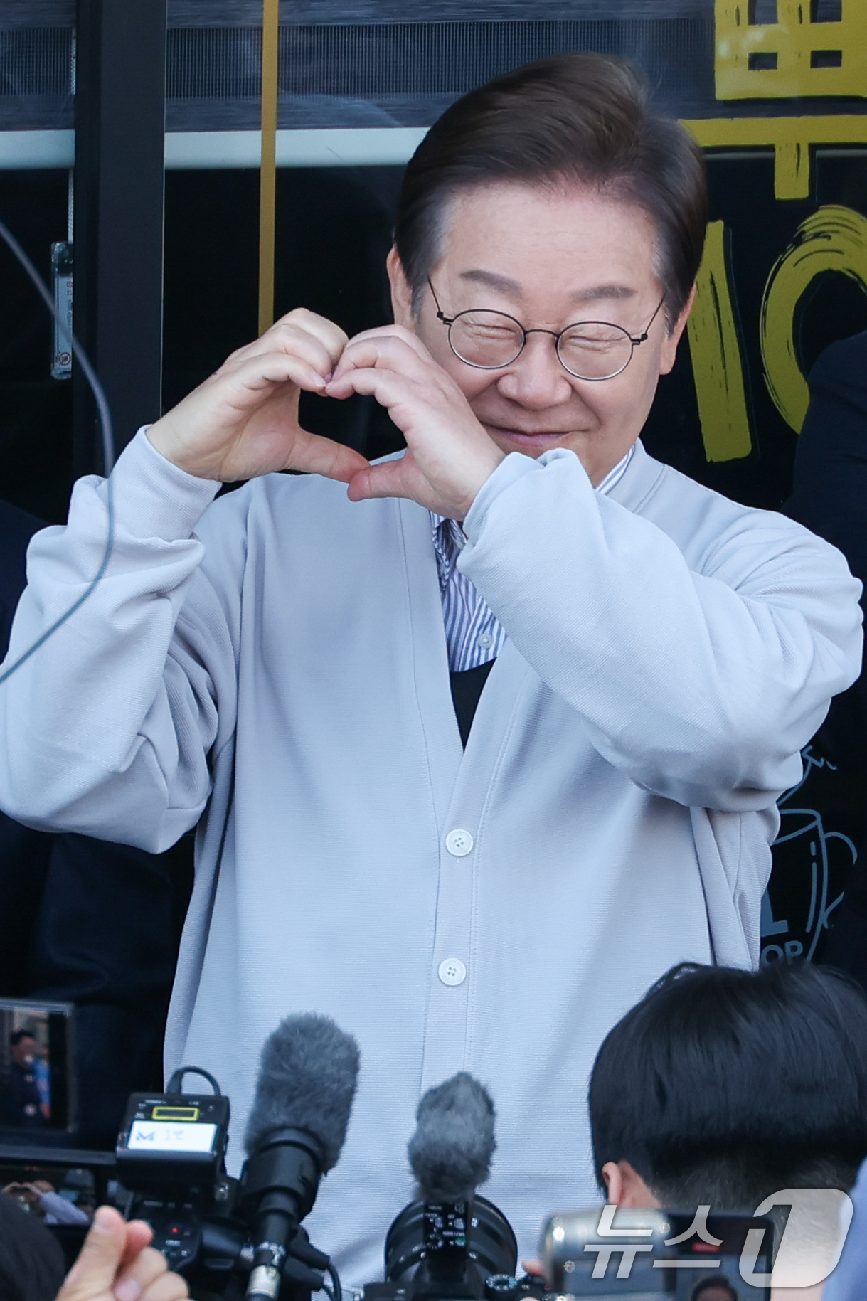 (진안=뉴스1) 안은나 기자 = 이재명 더불어민주당 대통령 후보가 2차 골목골목 경청투어 마지막 날인 7일 오전 전북 진안군 진무로를 찾아 즉흥 연설을 하던 중 하트를 그리고 있다 …