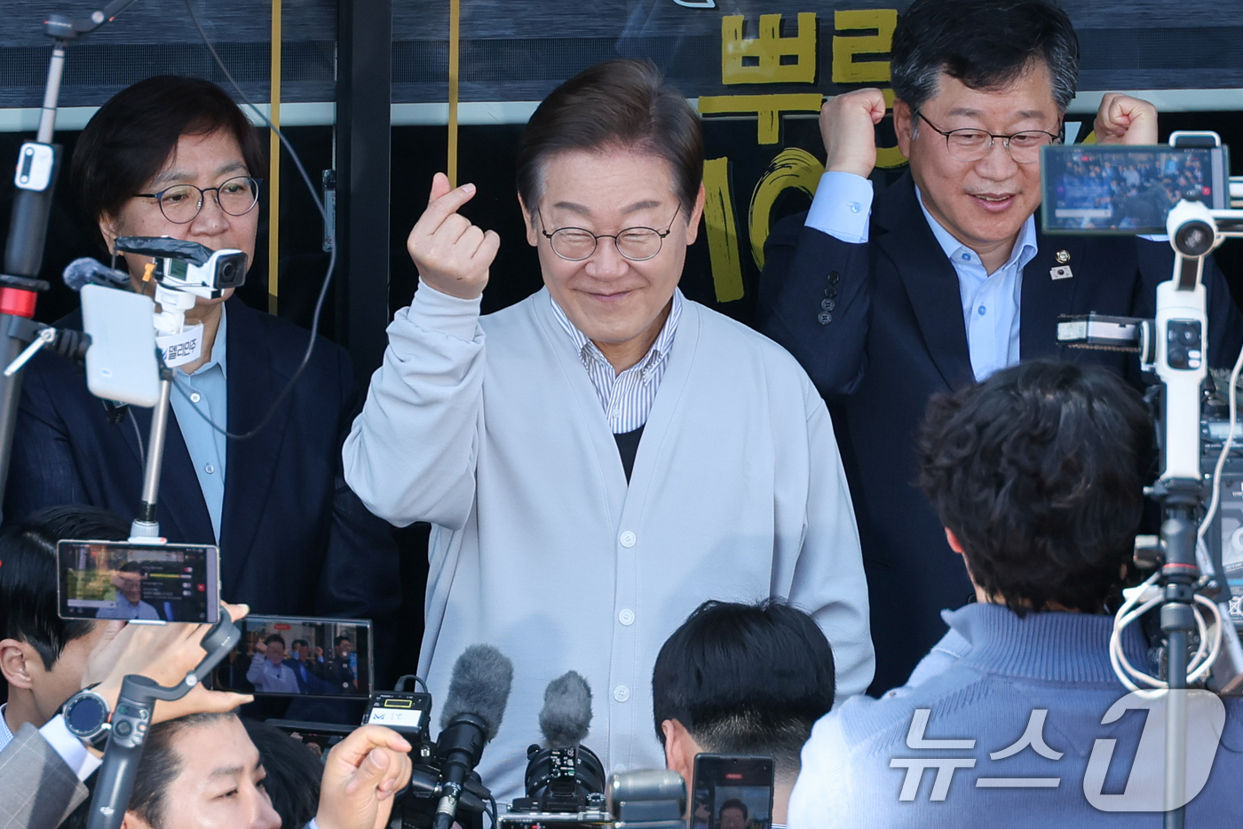 (진안=뉴스1) 안은나 기자 = 이재명 더불어민주당 대통령 후보가 2차 골목골목 경청투어 마지막 날인 7일 오전 전북 진안군 진무로를 찾아 즉흥 연설을 하던 중 하트를 그리고 있다 …