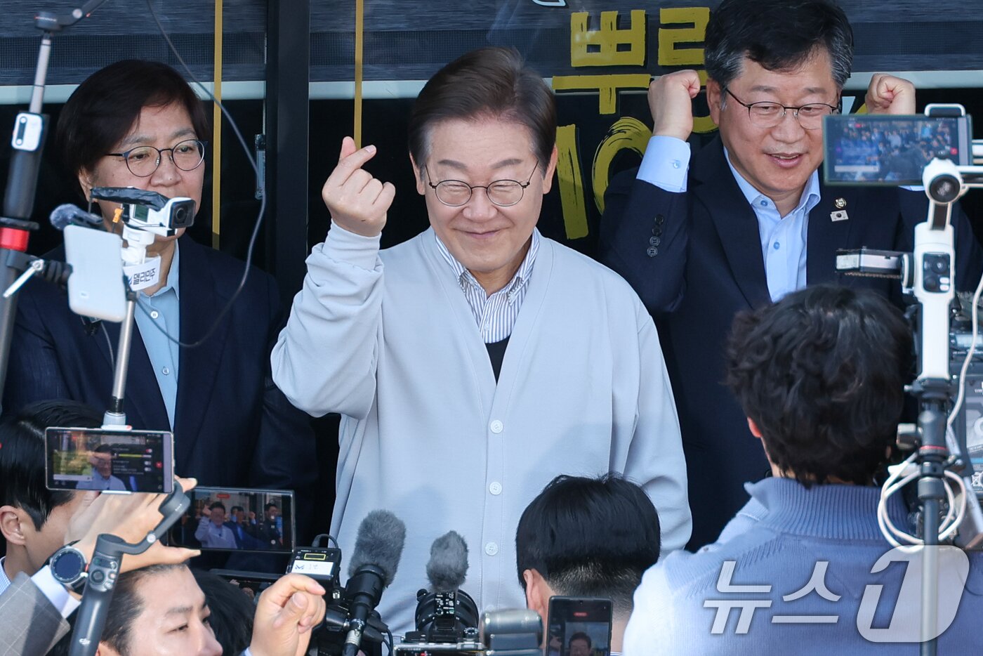 본문 이미지 - 이재명 더불어민주당 대통령 후보가 2차 골목골목 경청투어 마지막 날인 7일 오전 전북 진안군 진무로를 찾아 즉흥 연설을 하던 중 하트를 그리고 있다. 2025.5.7/뉴스1 ⓒ News1 안은나 기자