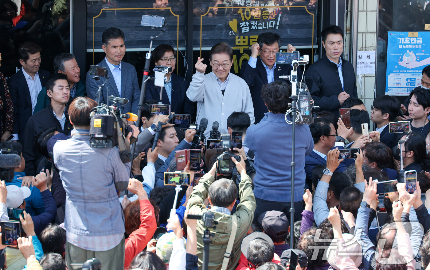 (진안=뉴스1) 안은나 기자 = 이재명 더불어민주당 대통령 후보가 2차 골목골목 경청투어 마지막 날인 7일 오전 전북 진안군 진무로를 찾아 즉흥 연설을 하던 중 하트를 그리고 있다 …